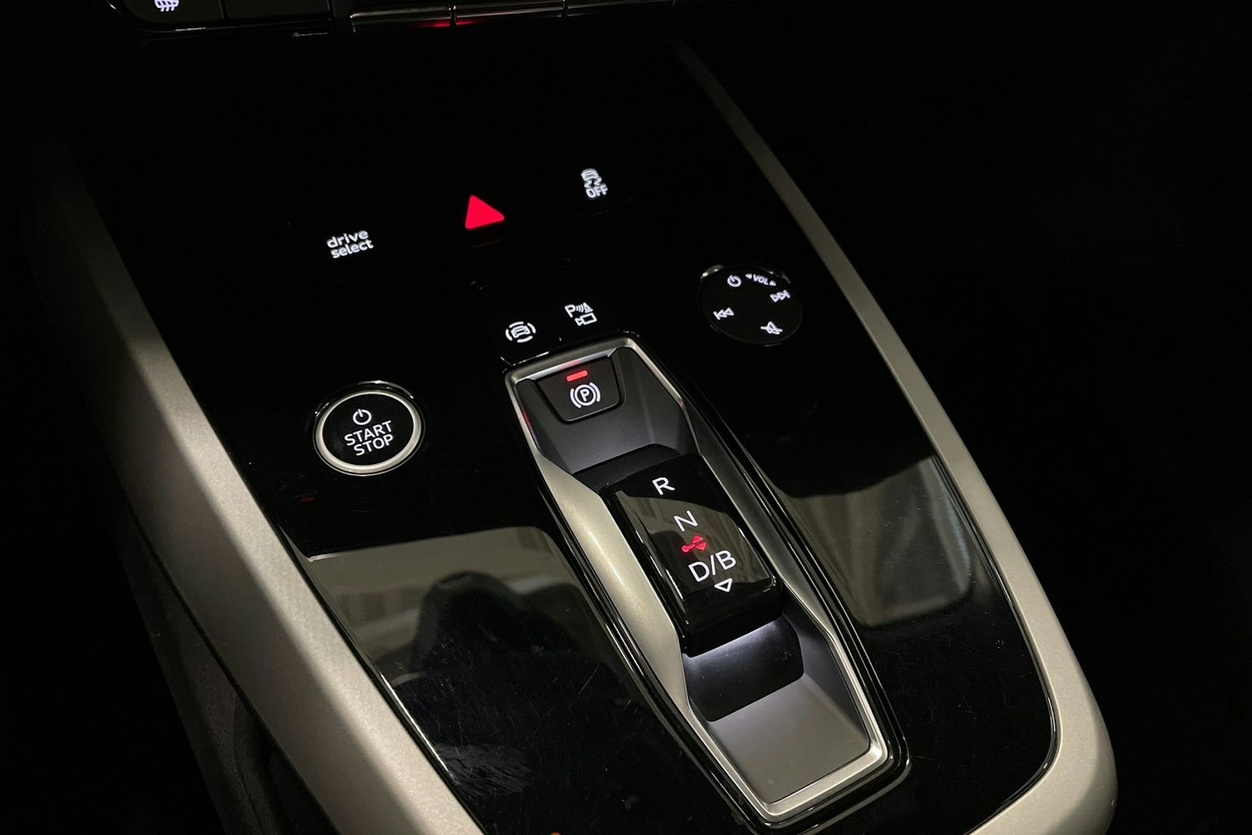 harmaa Audi Q4 e-tron 2023 kuva 38.