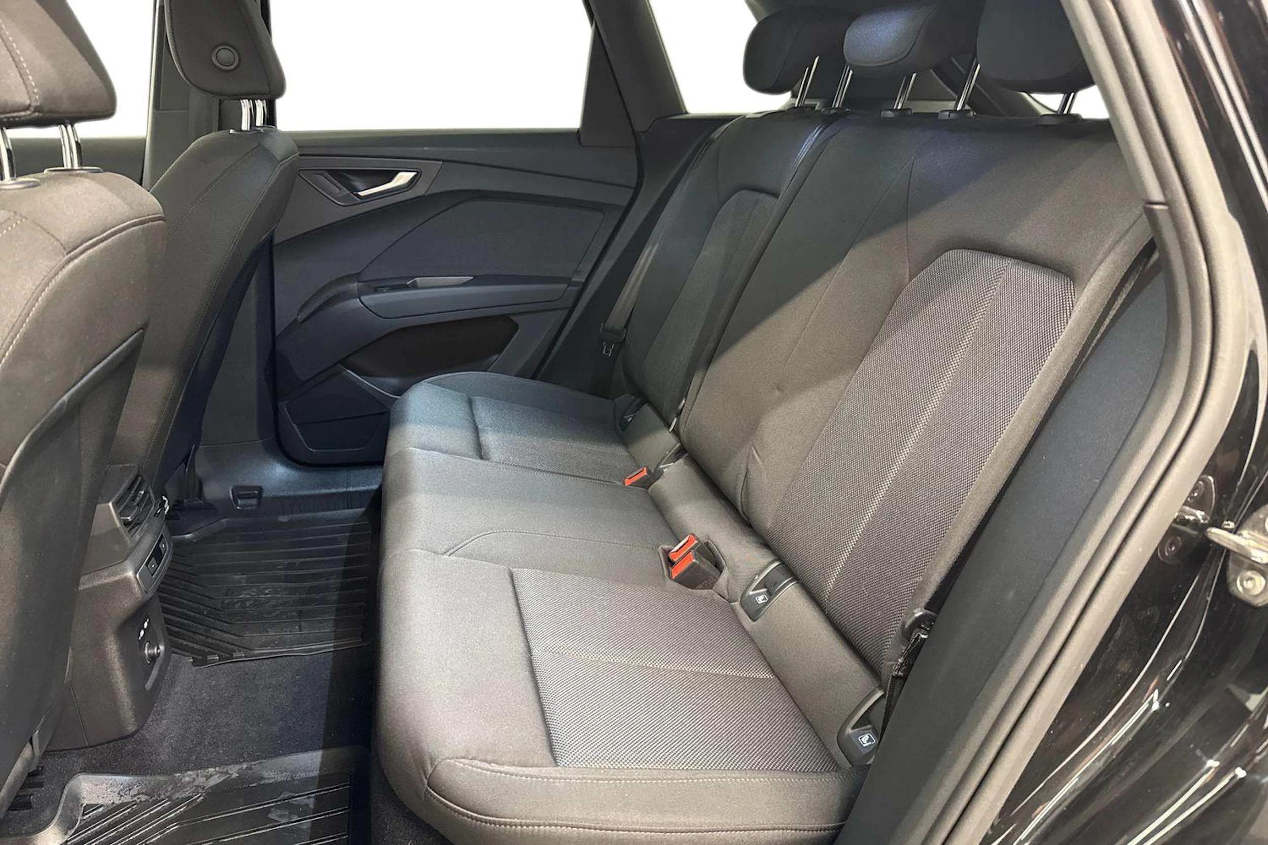 musta Audi Q4 e-tron 2023 kuva 8.