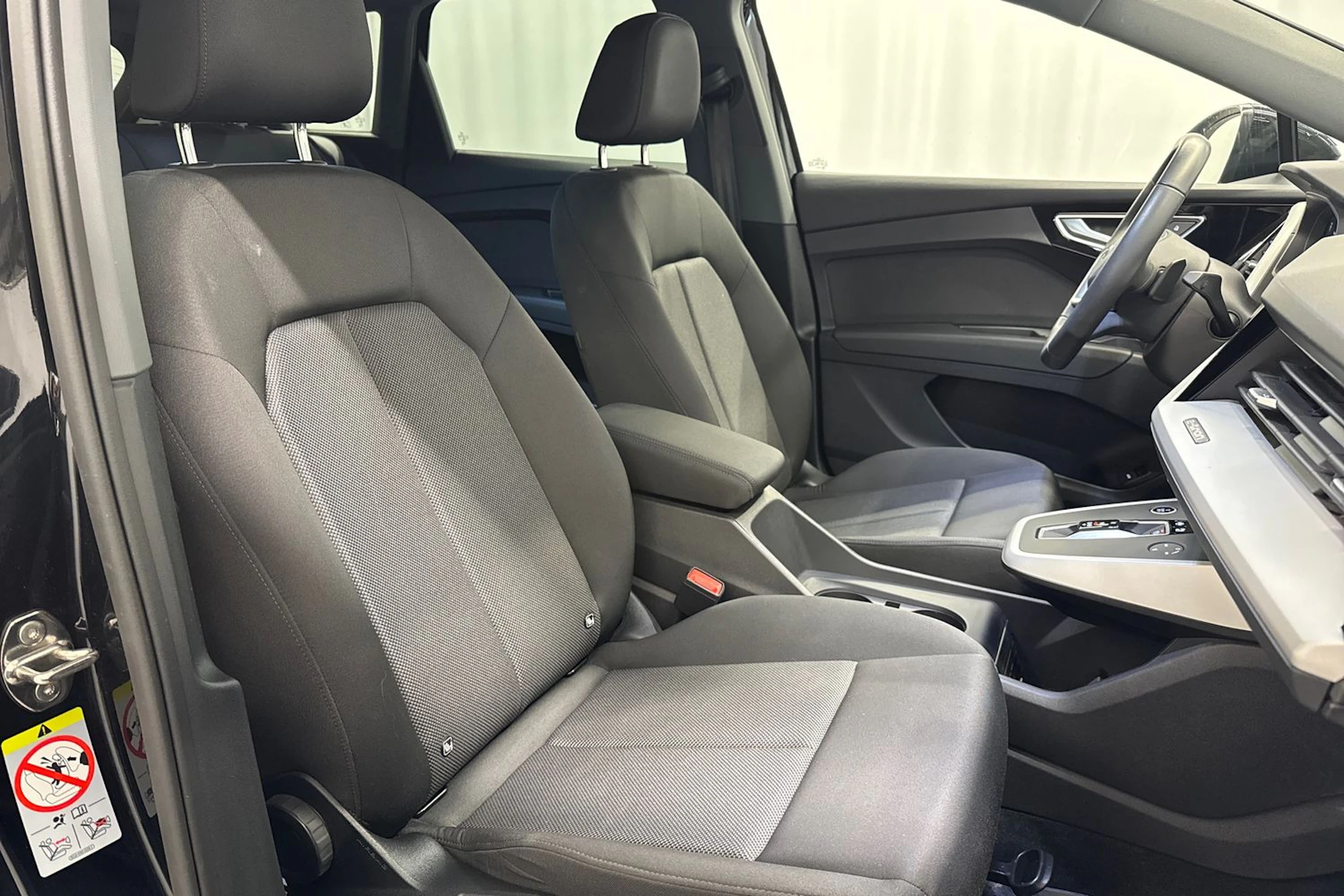 musta Audi Q4 e-tron 2023 kuva 11.