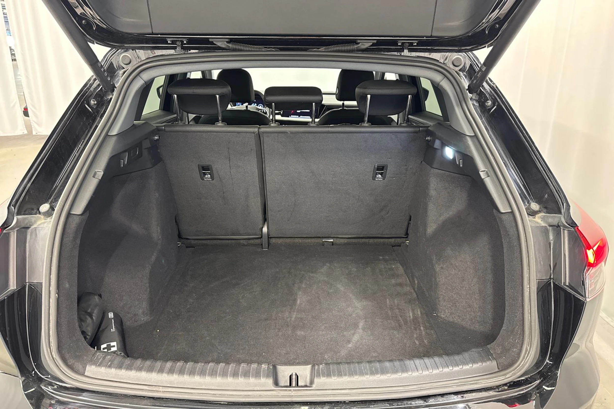 musta Audi Q4 e-tron 2023 kuva 12.