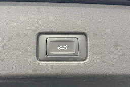 musta Audi Q4 e-tron 2023 kuva 13.