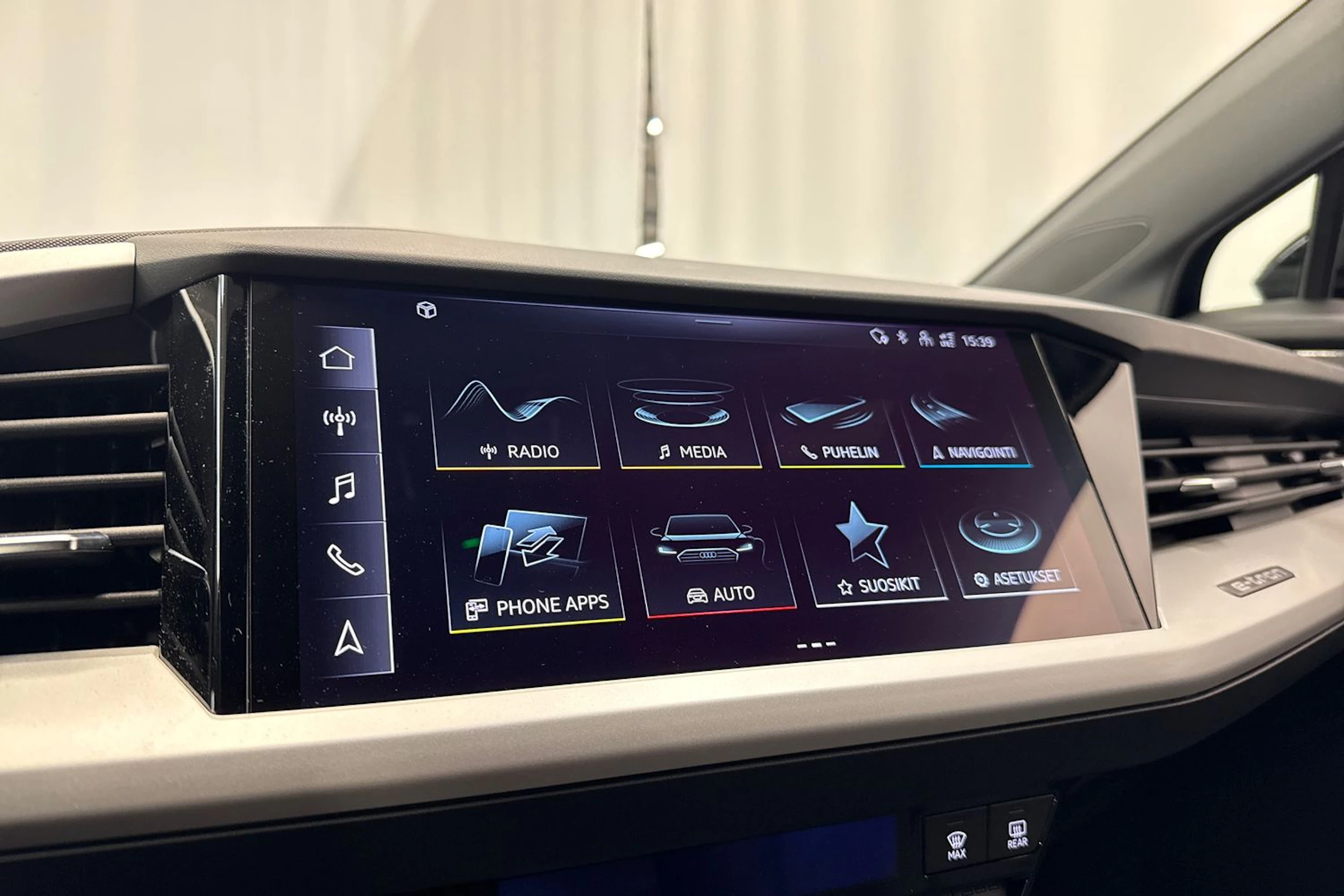 musta Audi Q4 e-tron 2023 kuva 18.