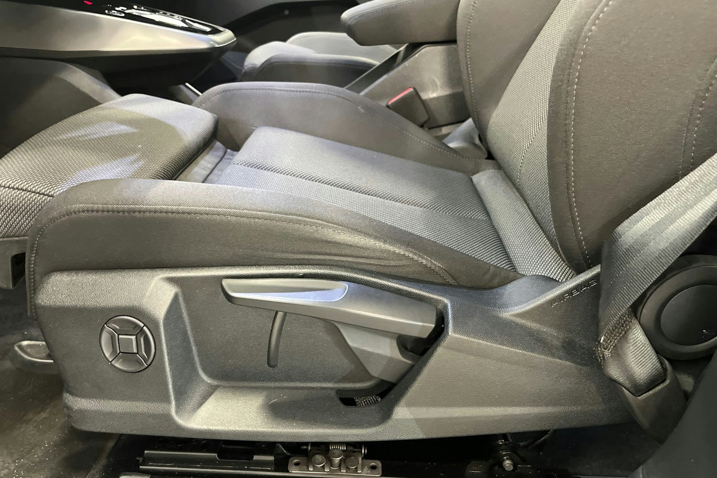 violetti Audi Q4 e-tron 2023 kuva 15.
