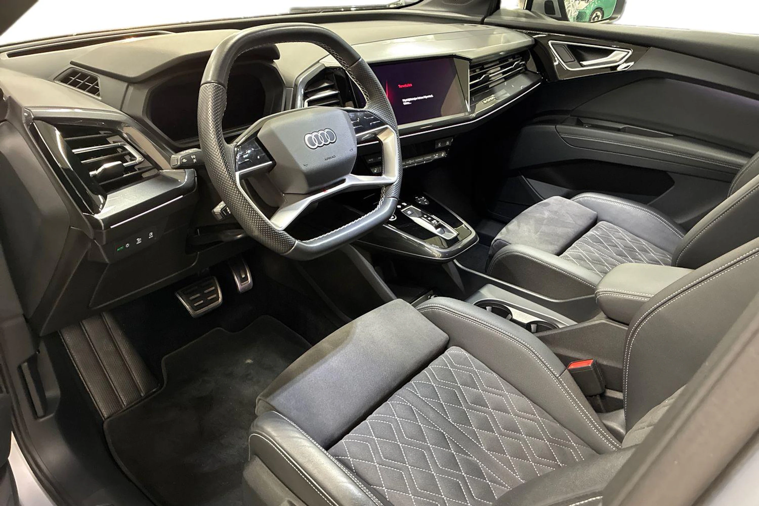harmaa Audi Q4 e-tron 2023 kuva 6.