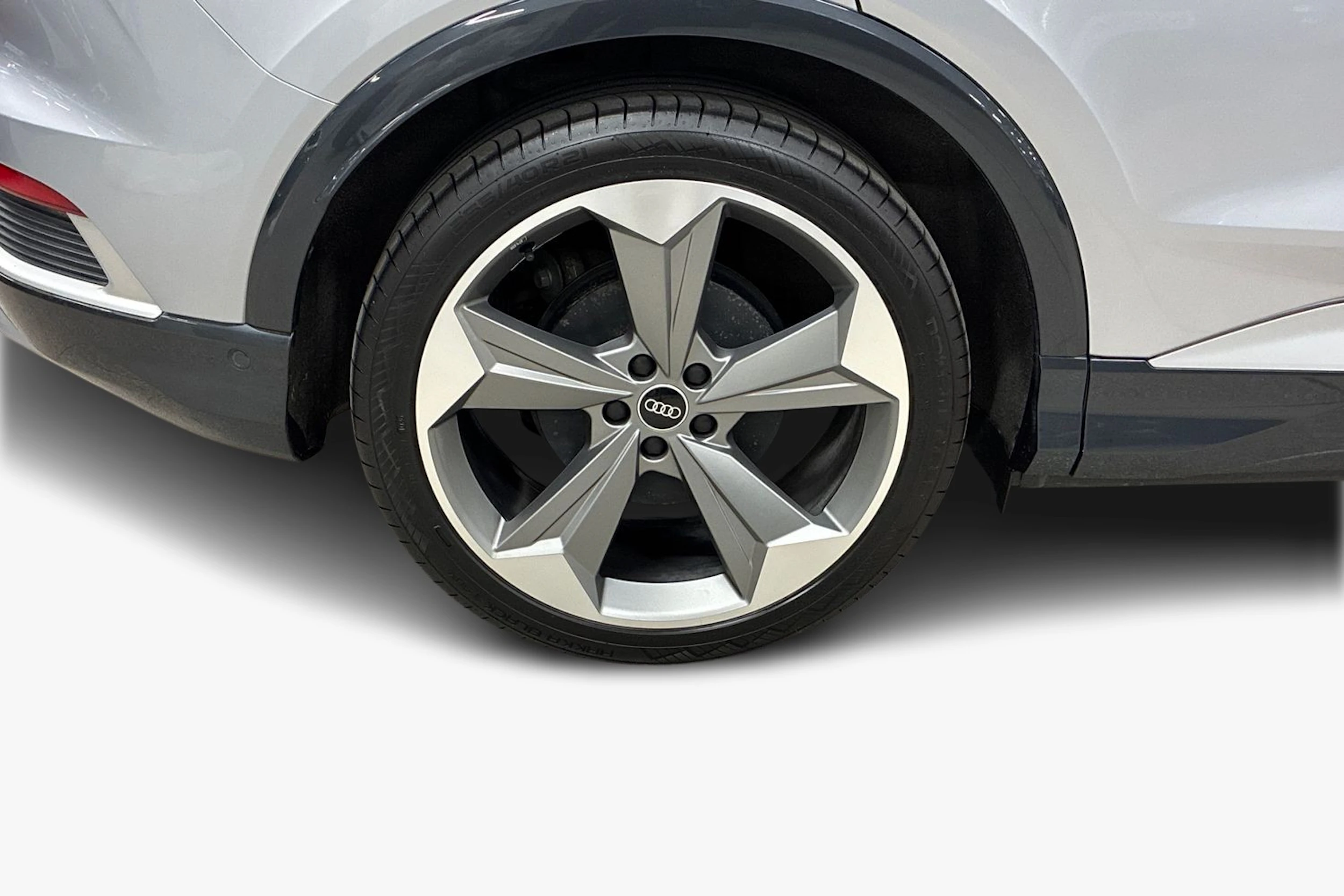harmaa Audi Q4 e-tron 2023 kuva 9.