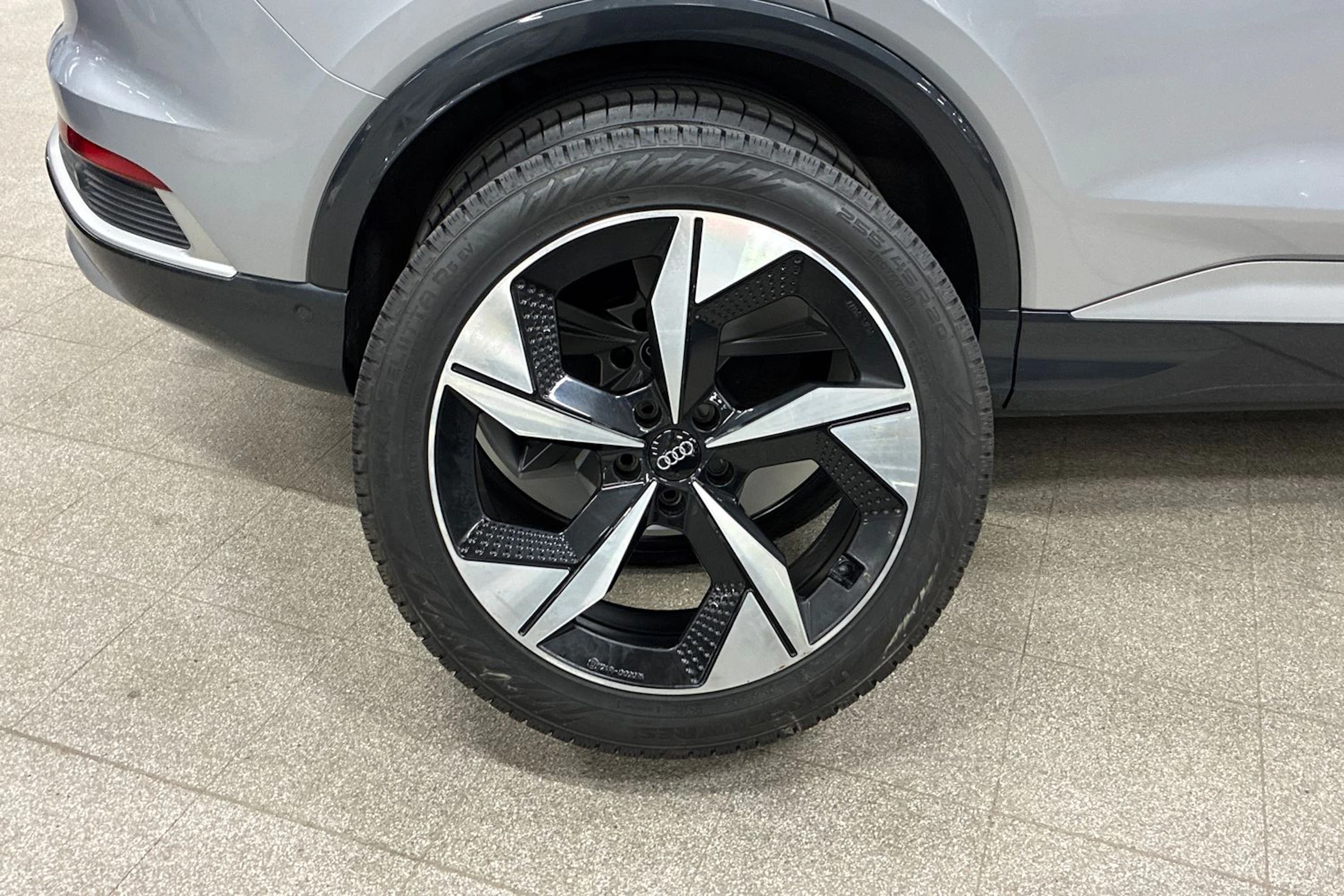 harmaa Audi Q4 e-tron 2023 kuva 10.