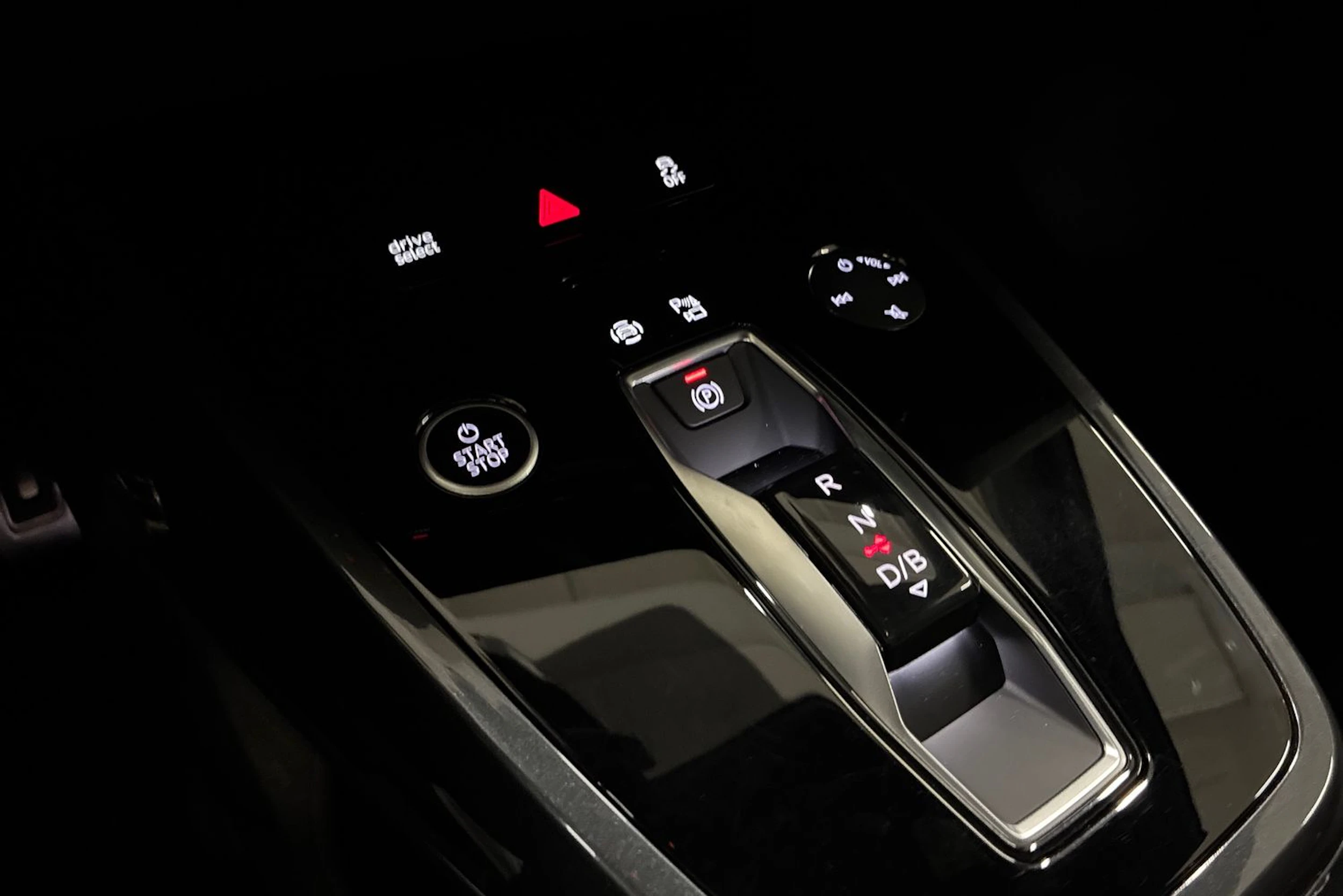 harmaa Audi Q4 e-tron 2023 kuva 18.