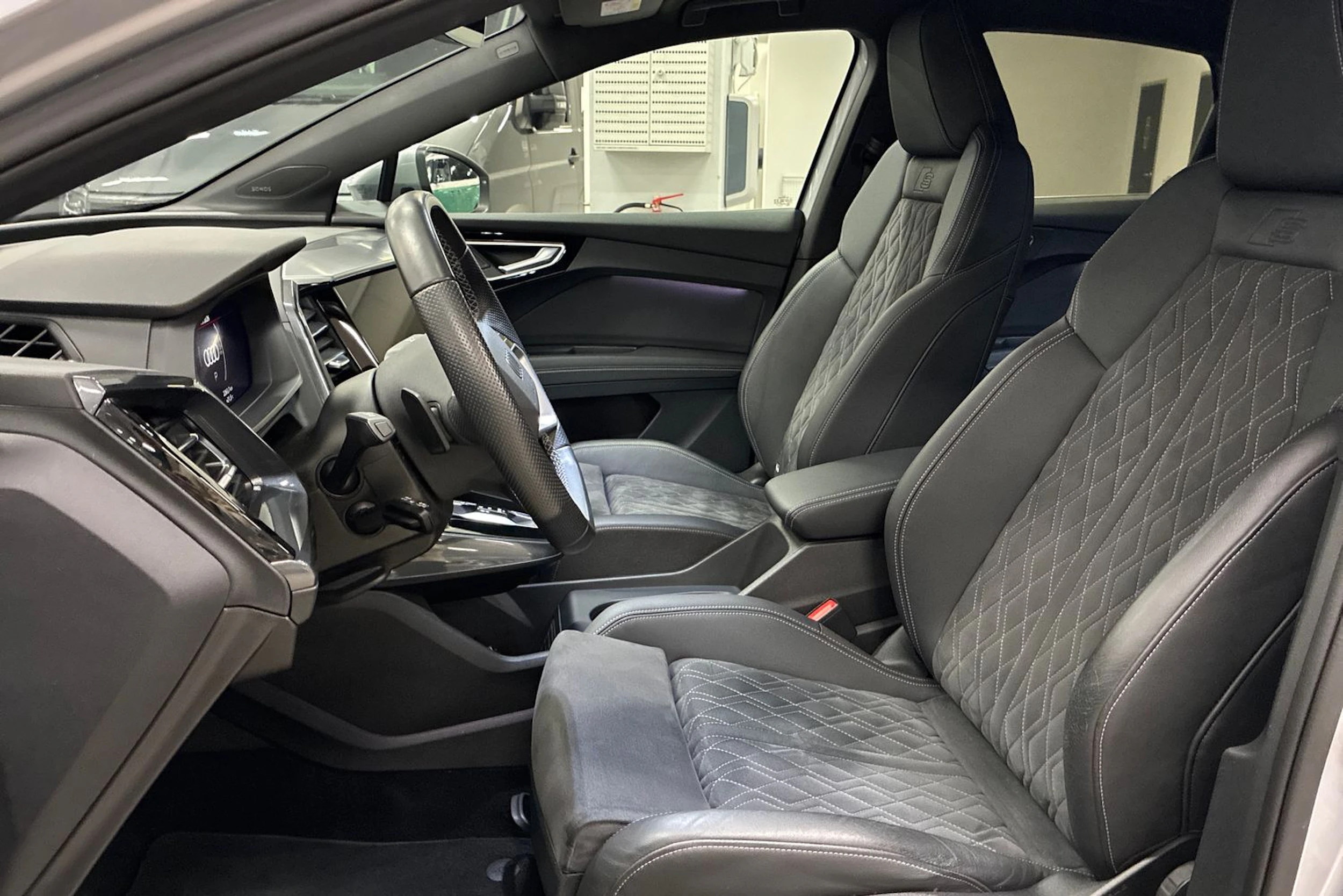 harmaa Audi Q4 e-tron 2023 kuva 23.