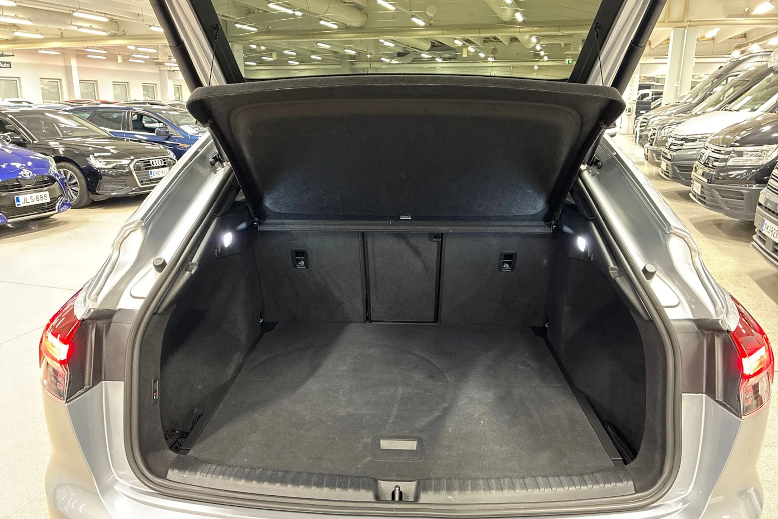 harmaa Audi Q4 e-tron 2023 kuva 24.
