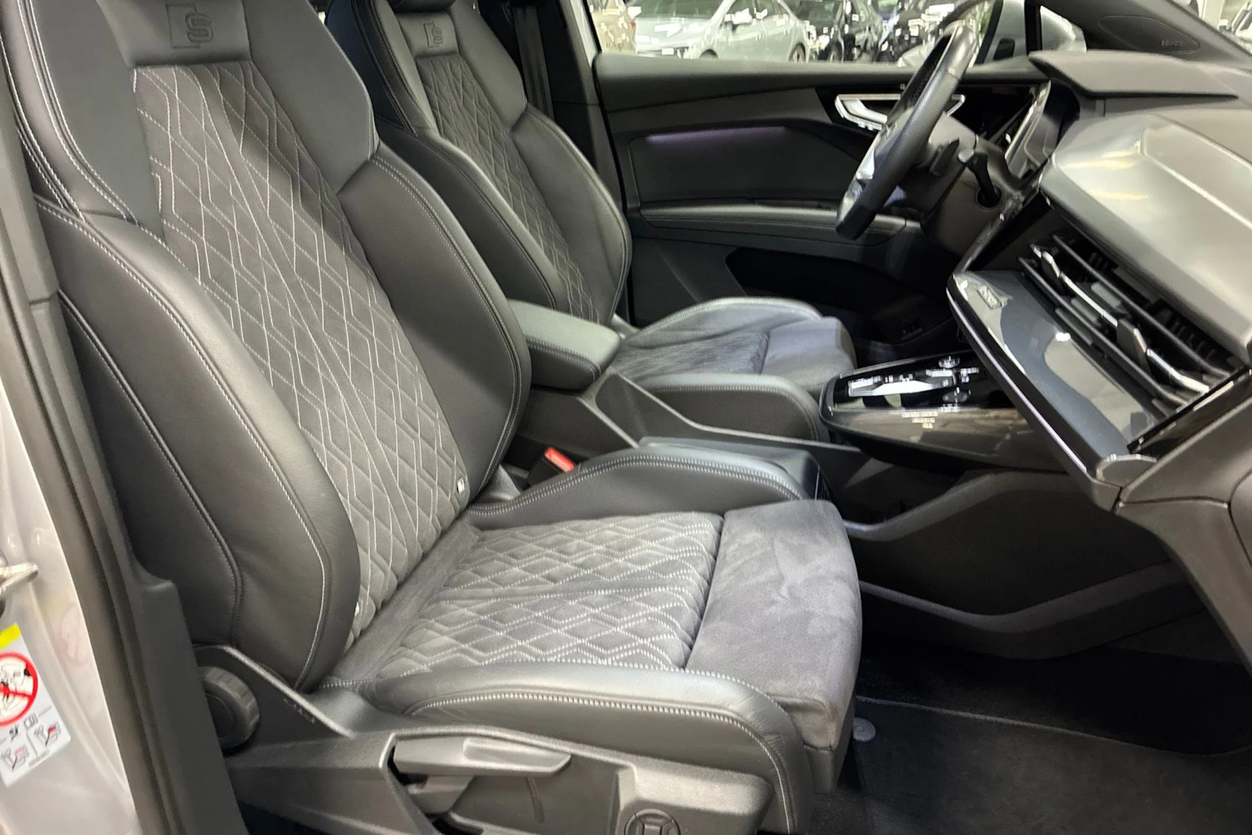 harmaa Audi Q4 e-tron 2023 kuva 28.