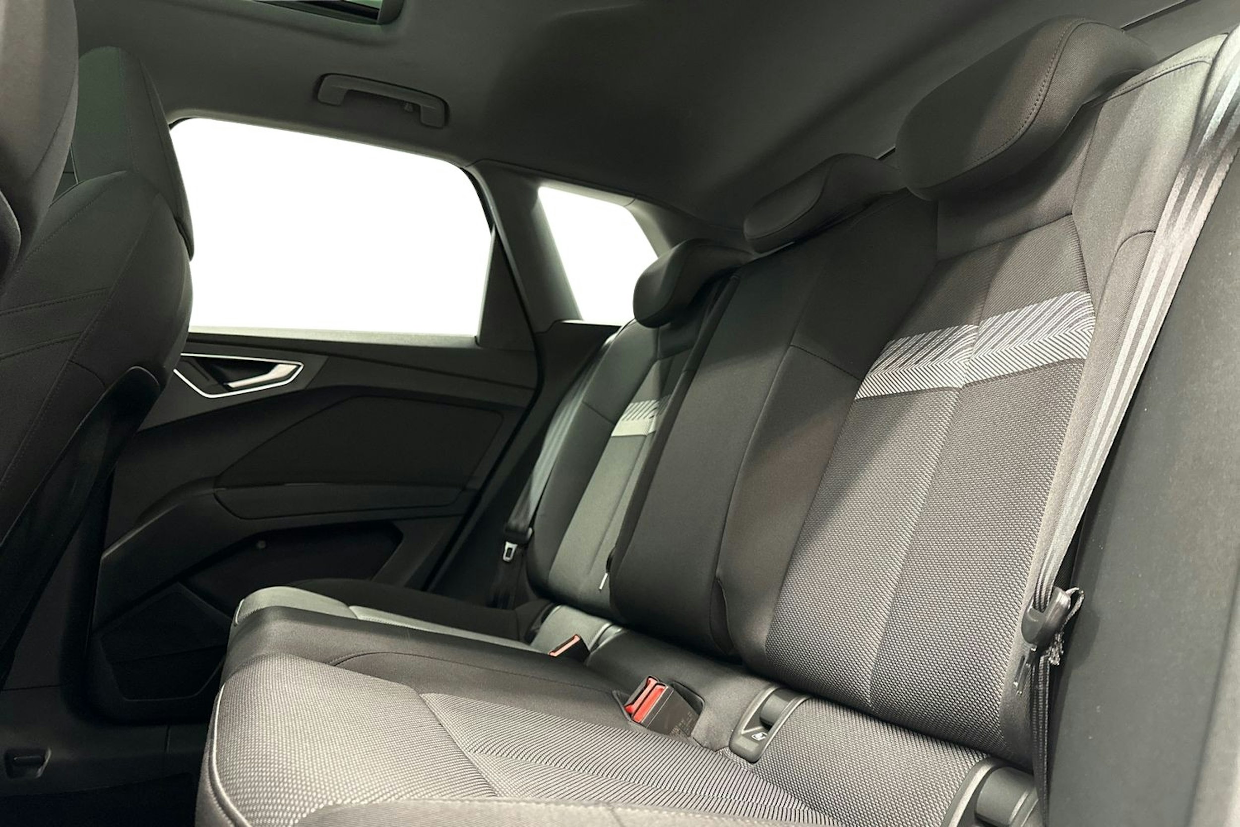 sininen Audi Q4 e-tron 2023 kuva 10.