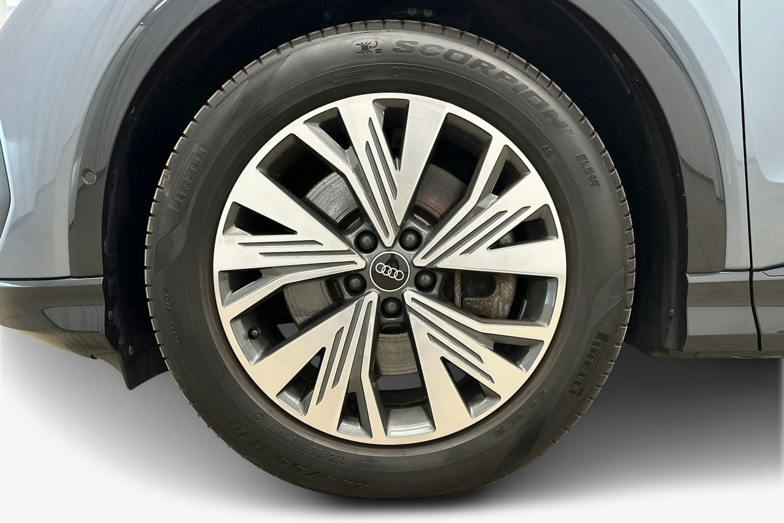 sininen Audi Q4 e-tron 2023 kuva 11.