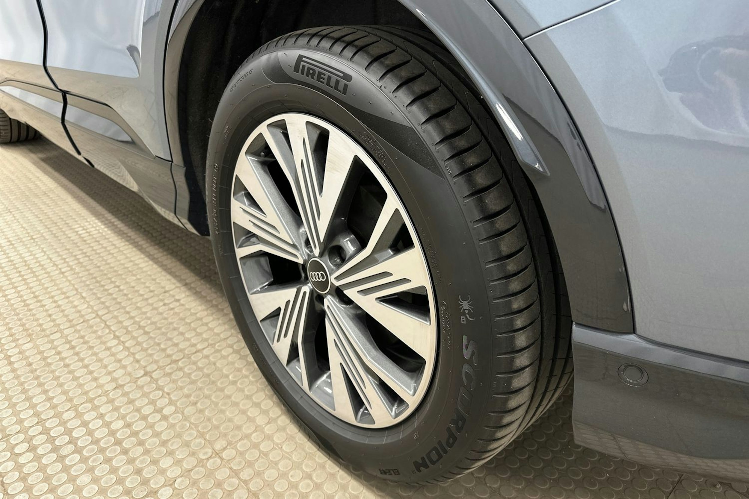 sininen Audi Q4 e-tron 2023 kuva 13.