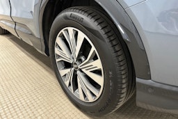 sininen Audi Q4 e-tron 2023 kuva 13.