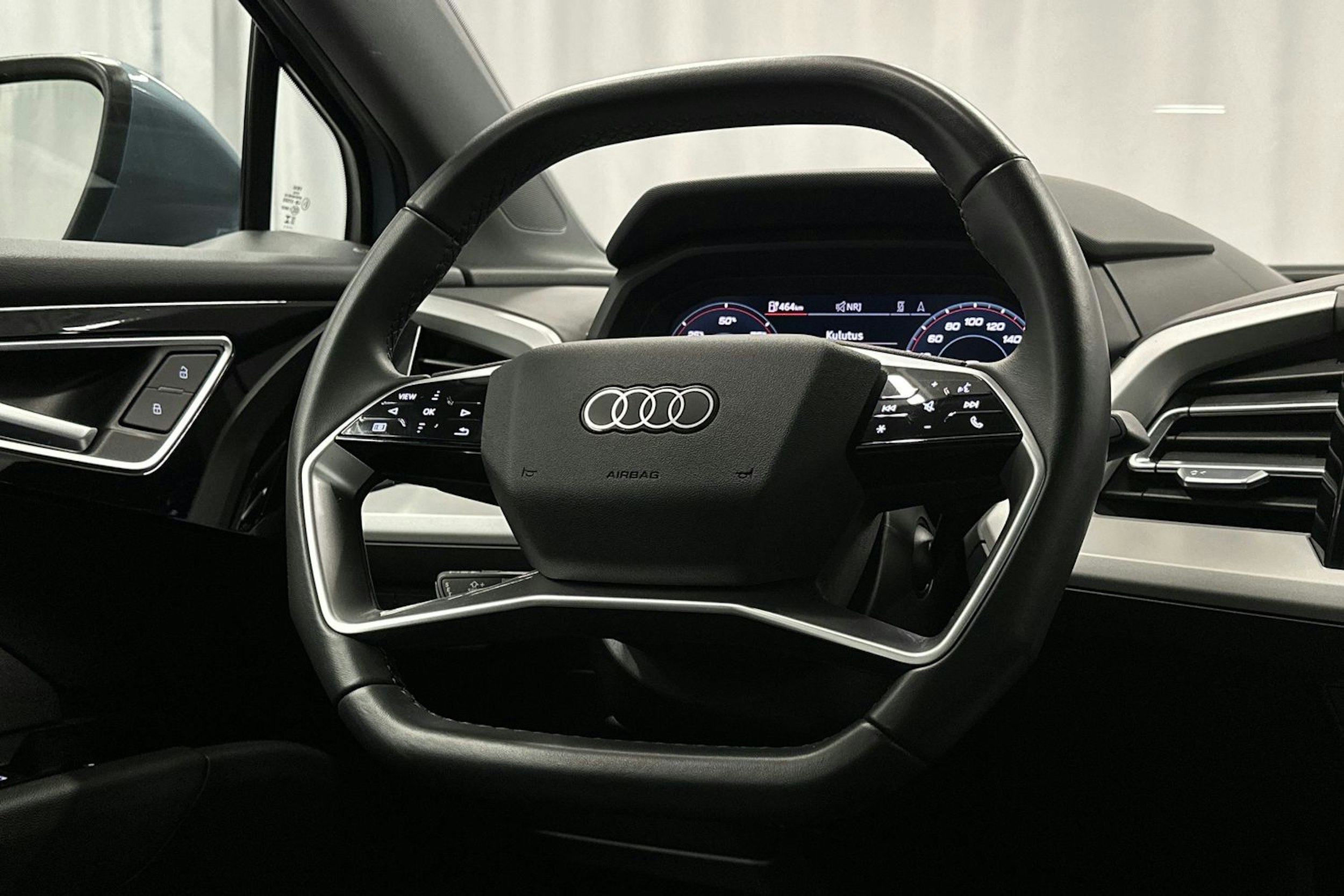sininen Audi Q4 e-tron 2023 kuva 14.
