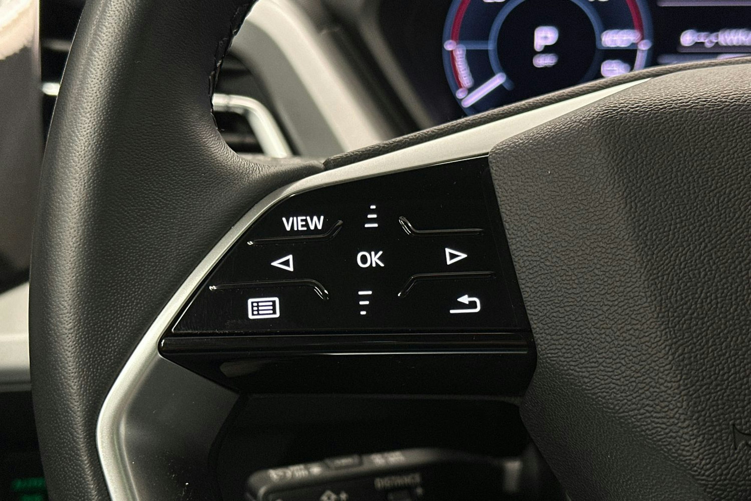 sininen Audi Q4 e-tron 2023 kuva 18.