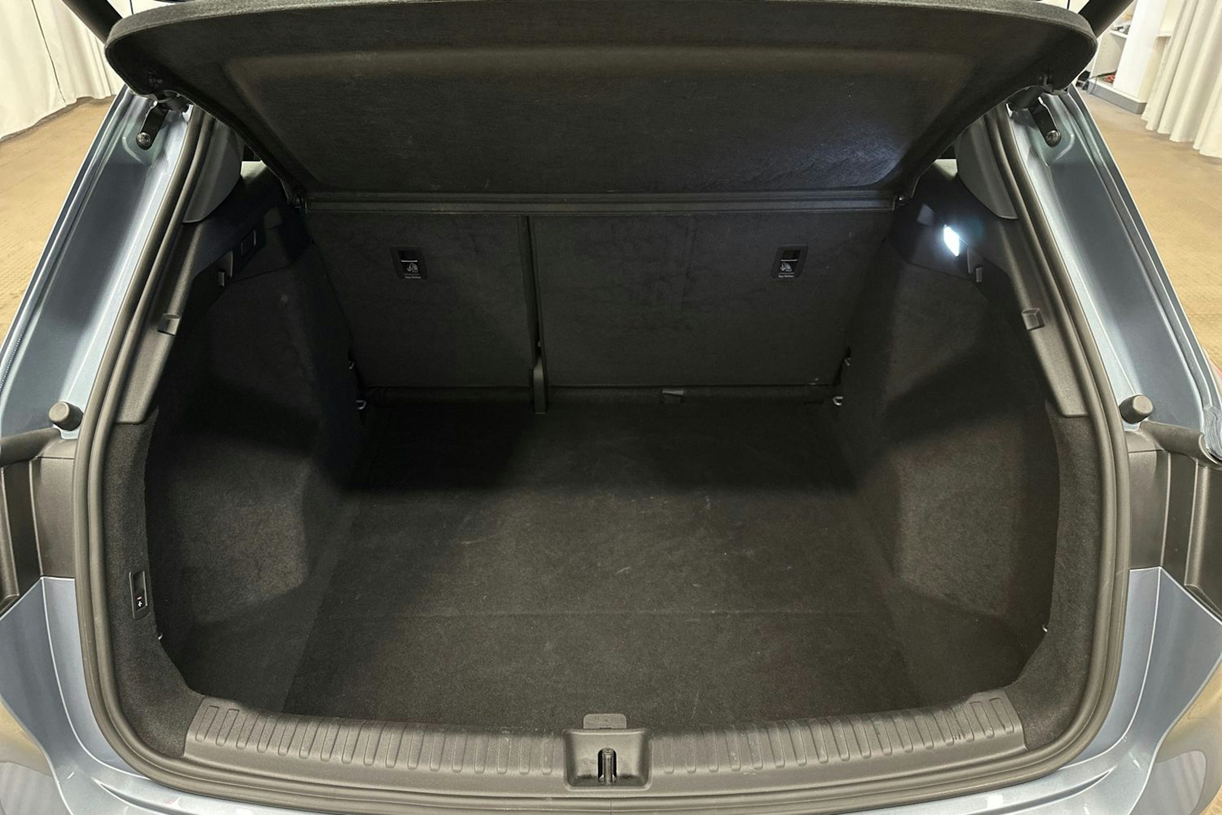 sininen Audi Q4 e-tron 2023 kuva 32.