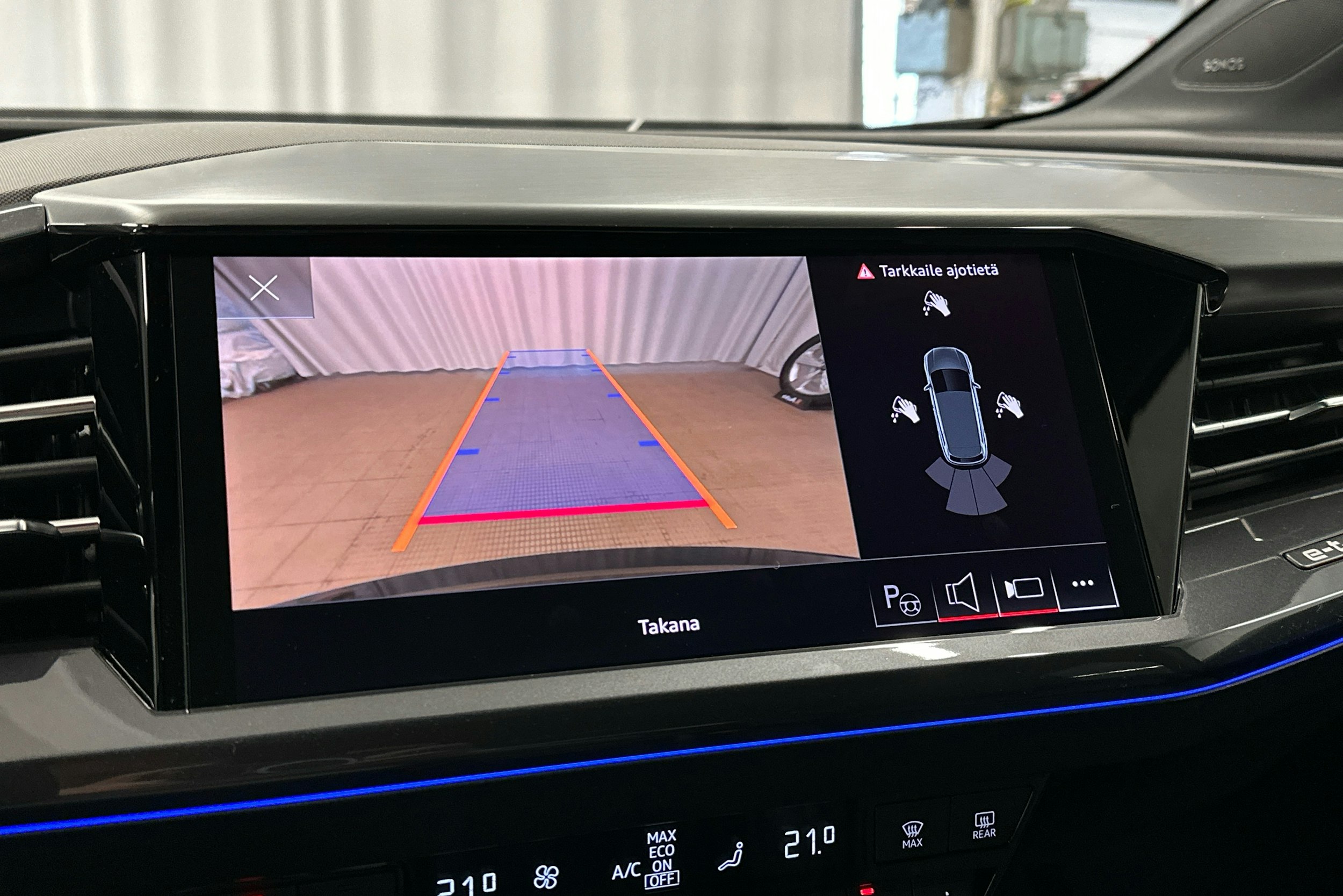 musta Audi Q4 e-tron 2023 kuva 15.