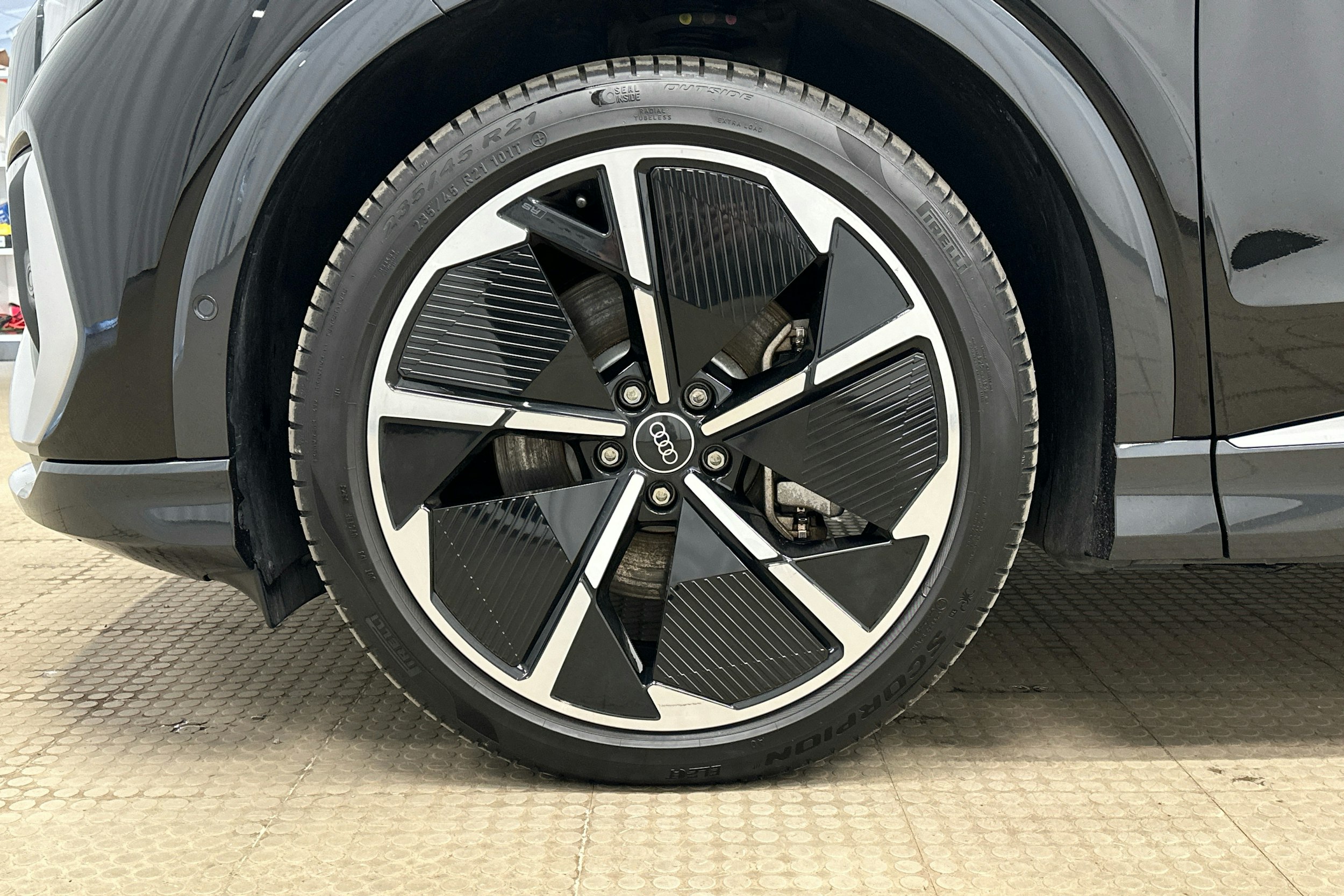 musta Audi Q4 e-tron 2023 kuva 33.