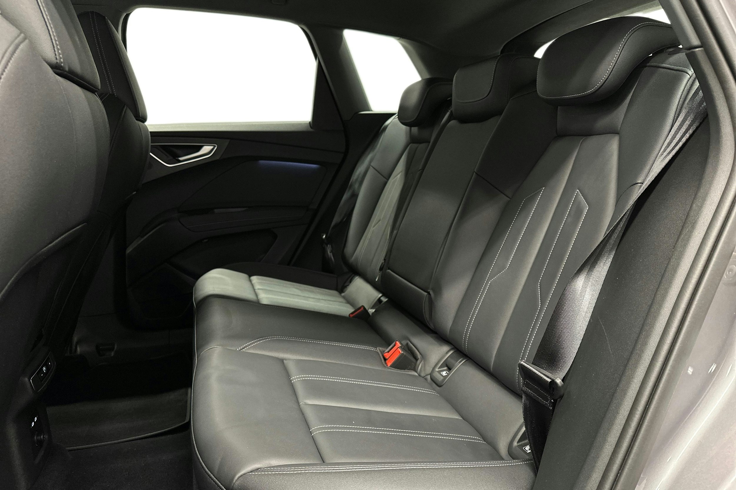 harmaa Audi Q4 e-tron 2023 kuva 10.