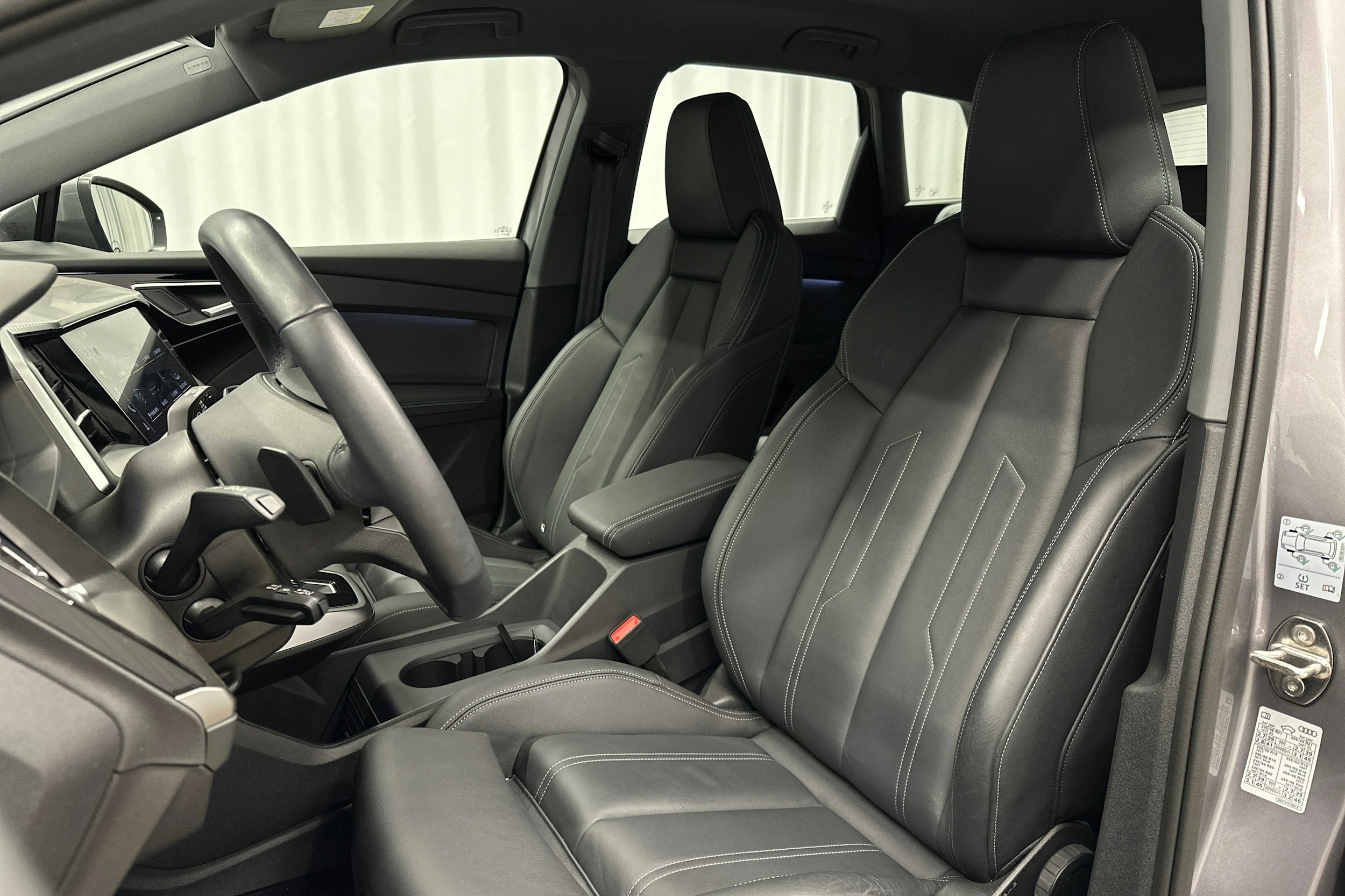 harmaa Audi Q4 e-tron 2023 kuva 17.