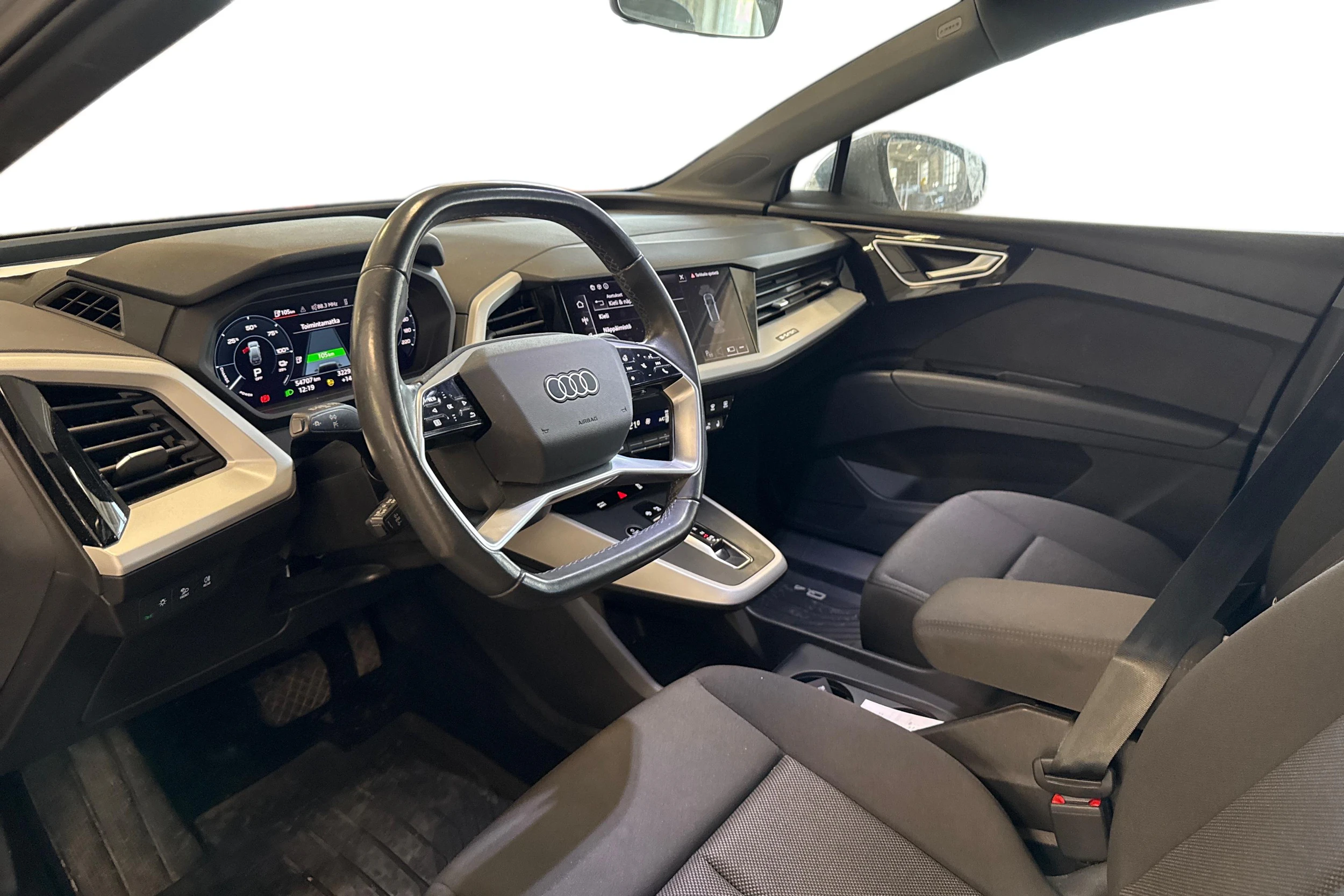 harmaa Audi Q4 e-tron 2023 kuva 3.