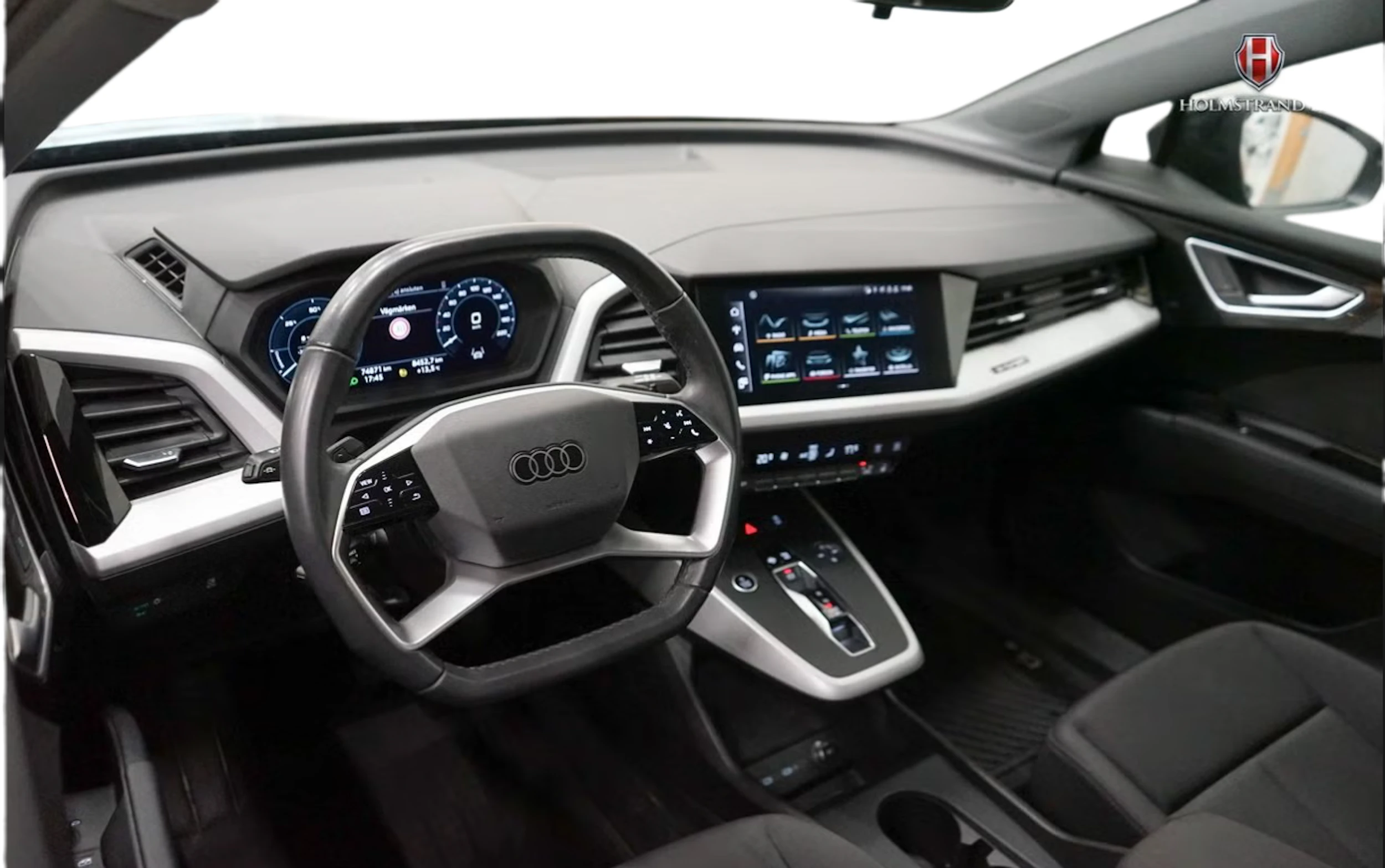 musta Audi Q4 e-tron 2024 kuva 3.