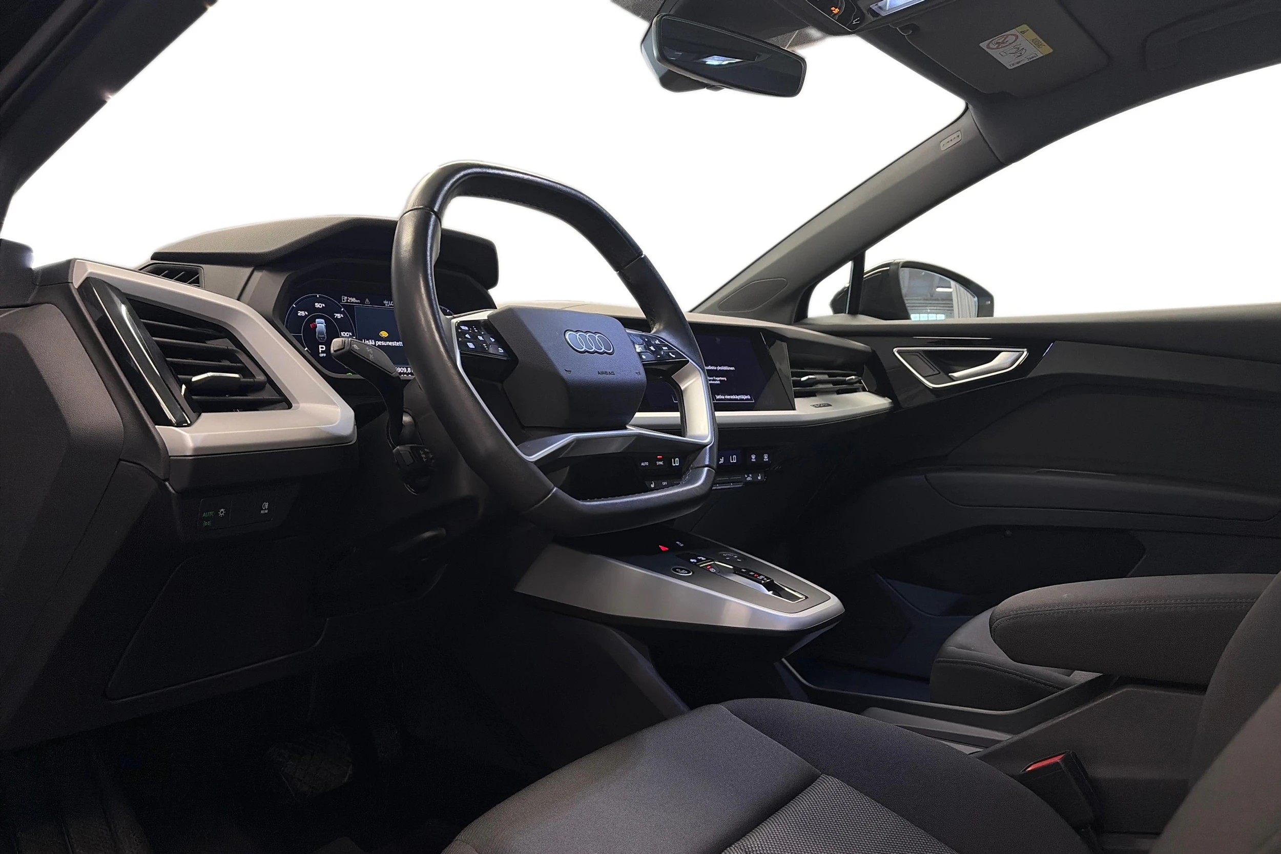 musta Audi Q4 e-tron 2024 kuva 3.