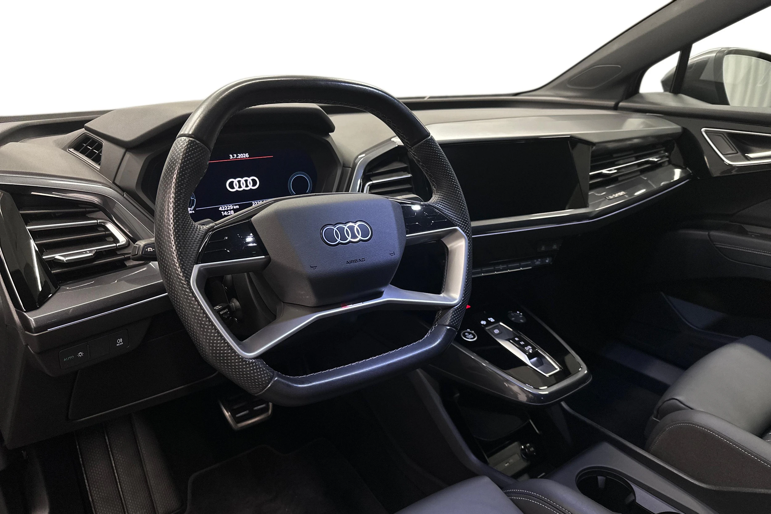 harmaa Audi Q4 e-tron 2024 kuva 6.