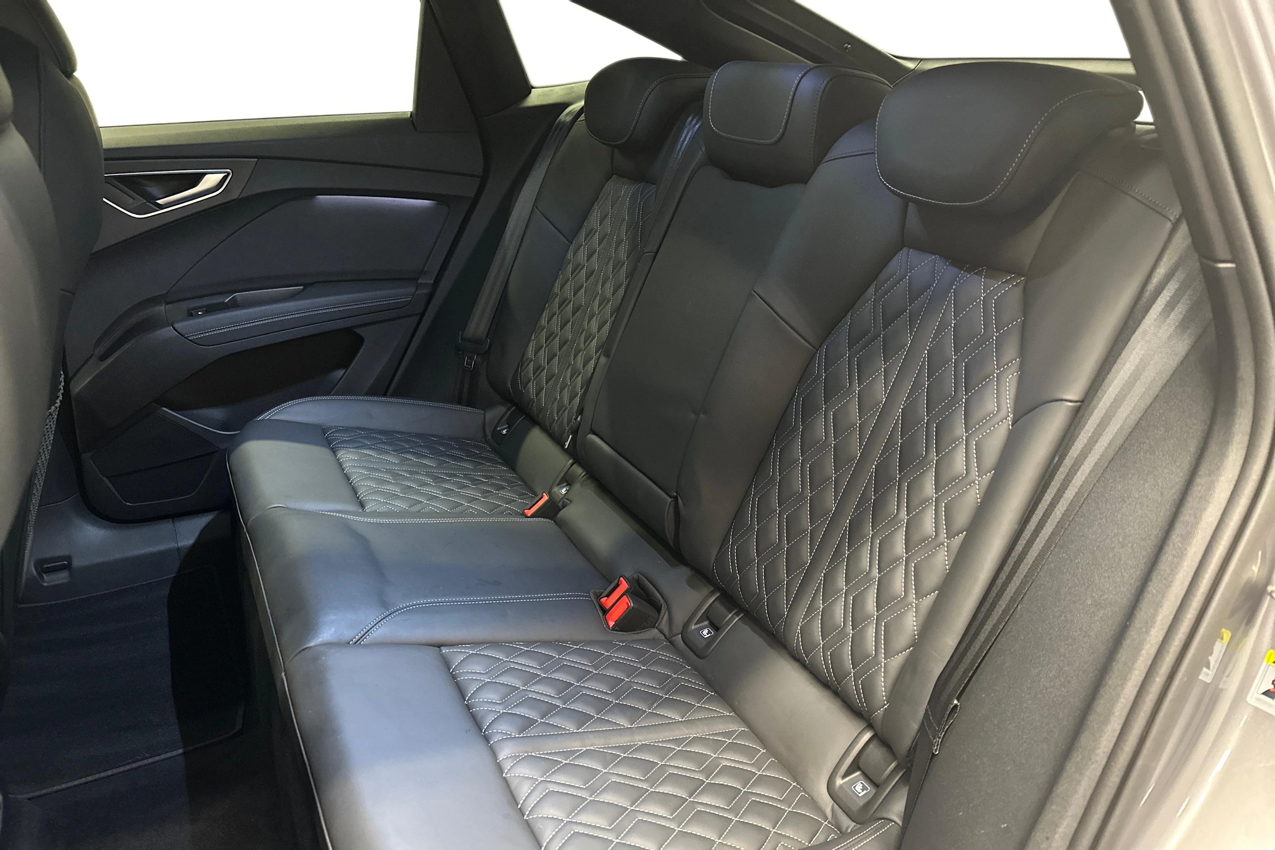 harmaa Audi Q4 e-tron 2024 kuva 8.