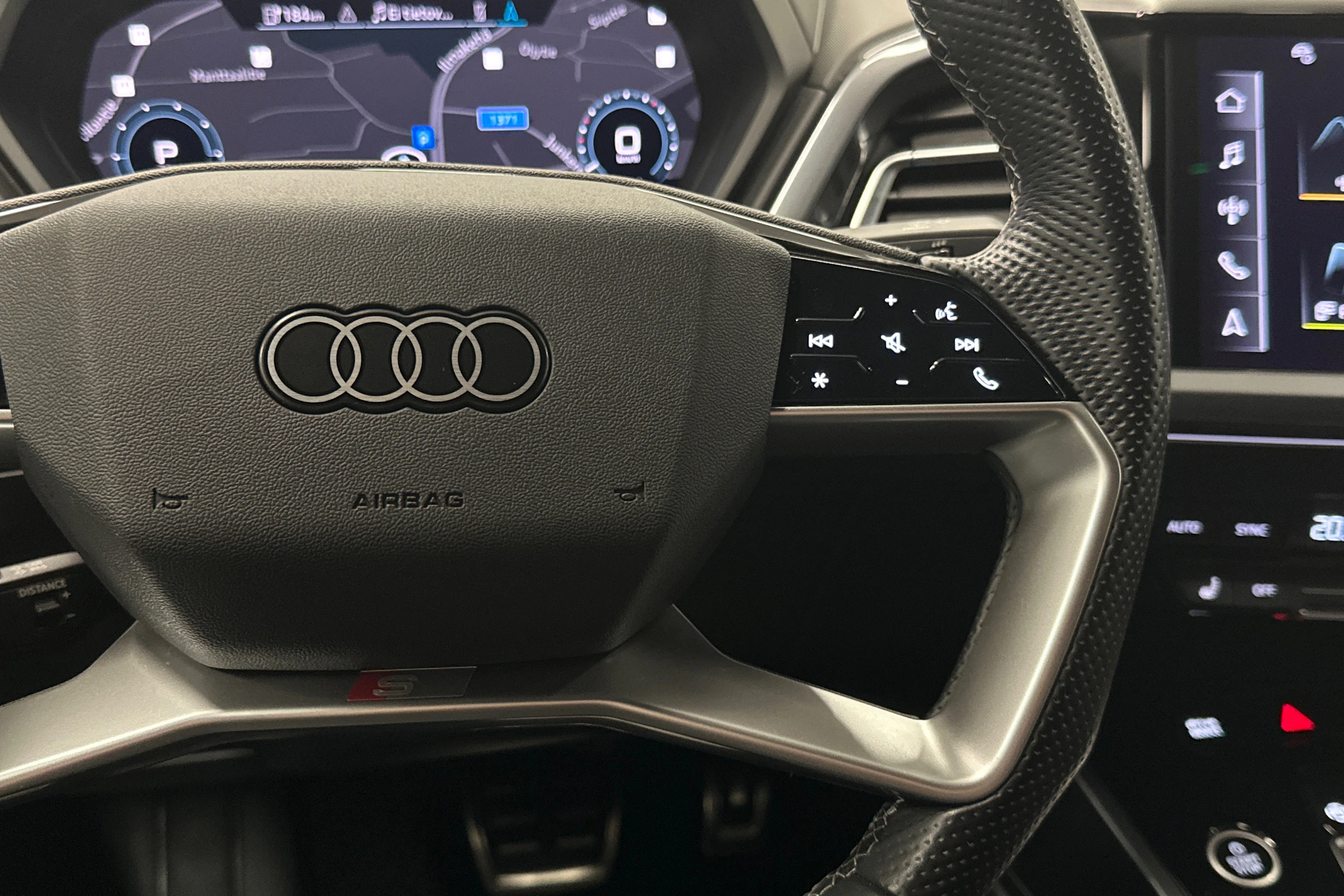 harmaa Audi Q4 e-tron 2024 kuva 12.
