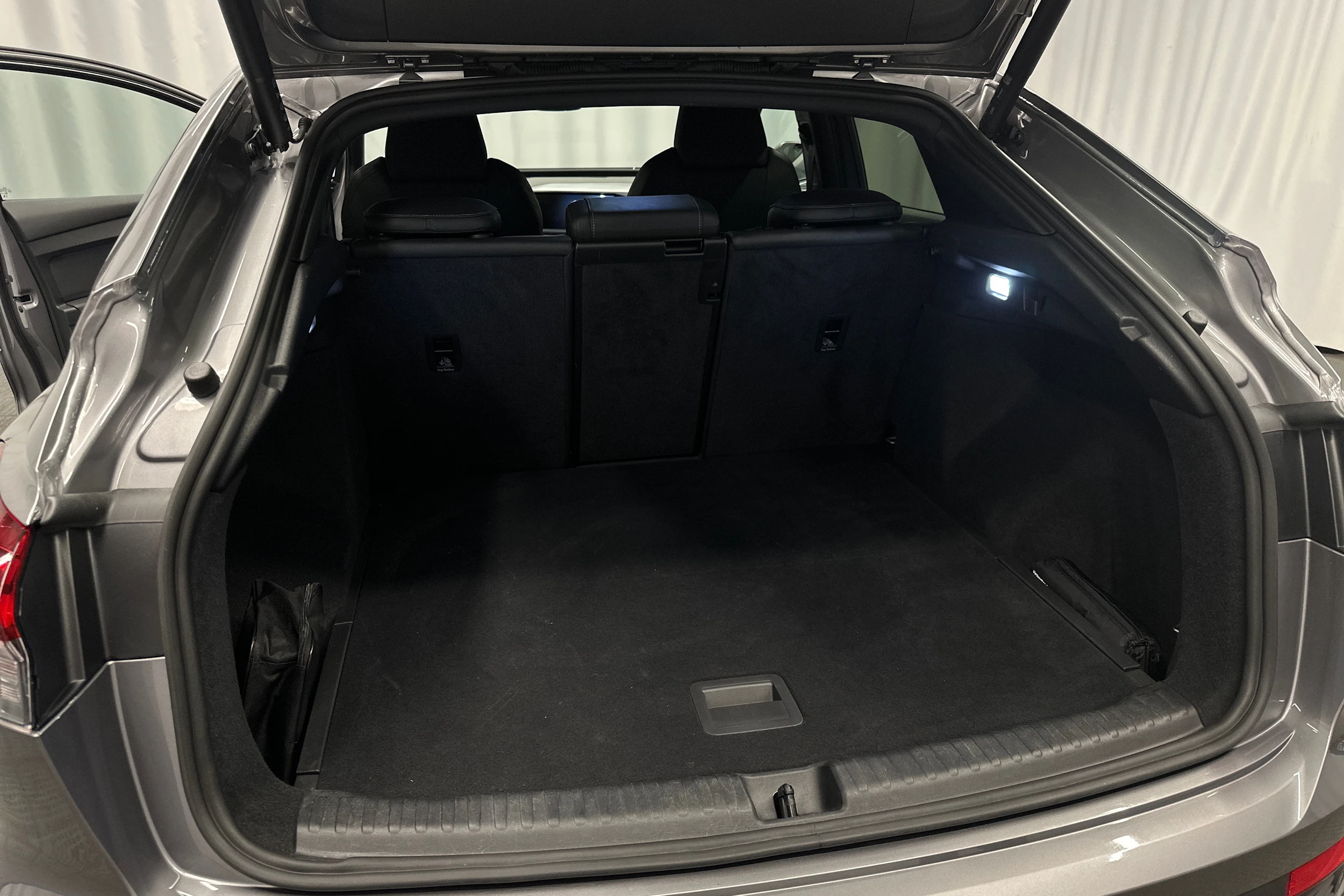 harmaa Audi Q4 e-tron 2024 kuva 38.