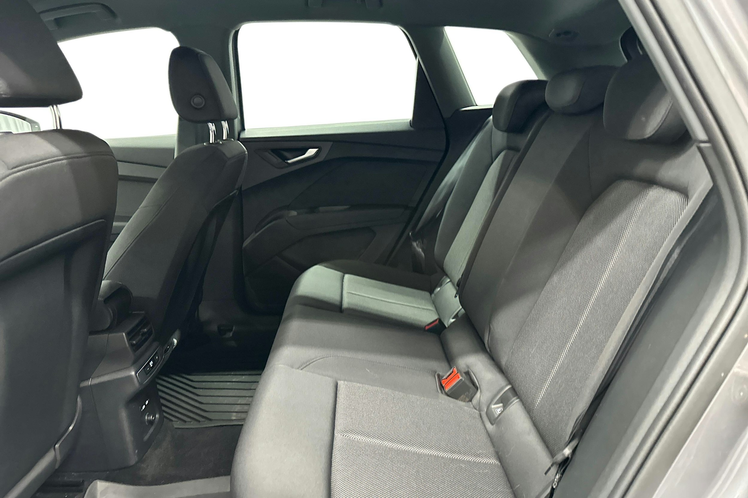 harmaa Audi Q4 e-tron 2024 kuva 8.