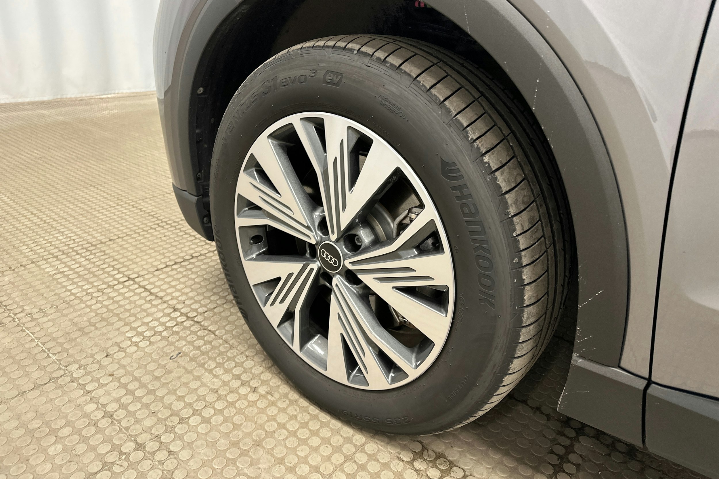 harmaa Audi Q4 e-tron 2024 kuva 9.
