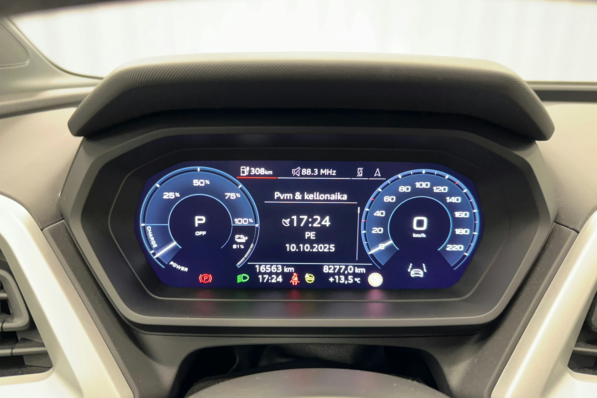 harmaa Audi Q4 e-tron 2024 kuva 13.