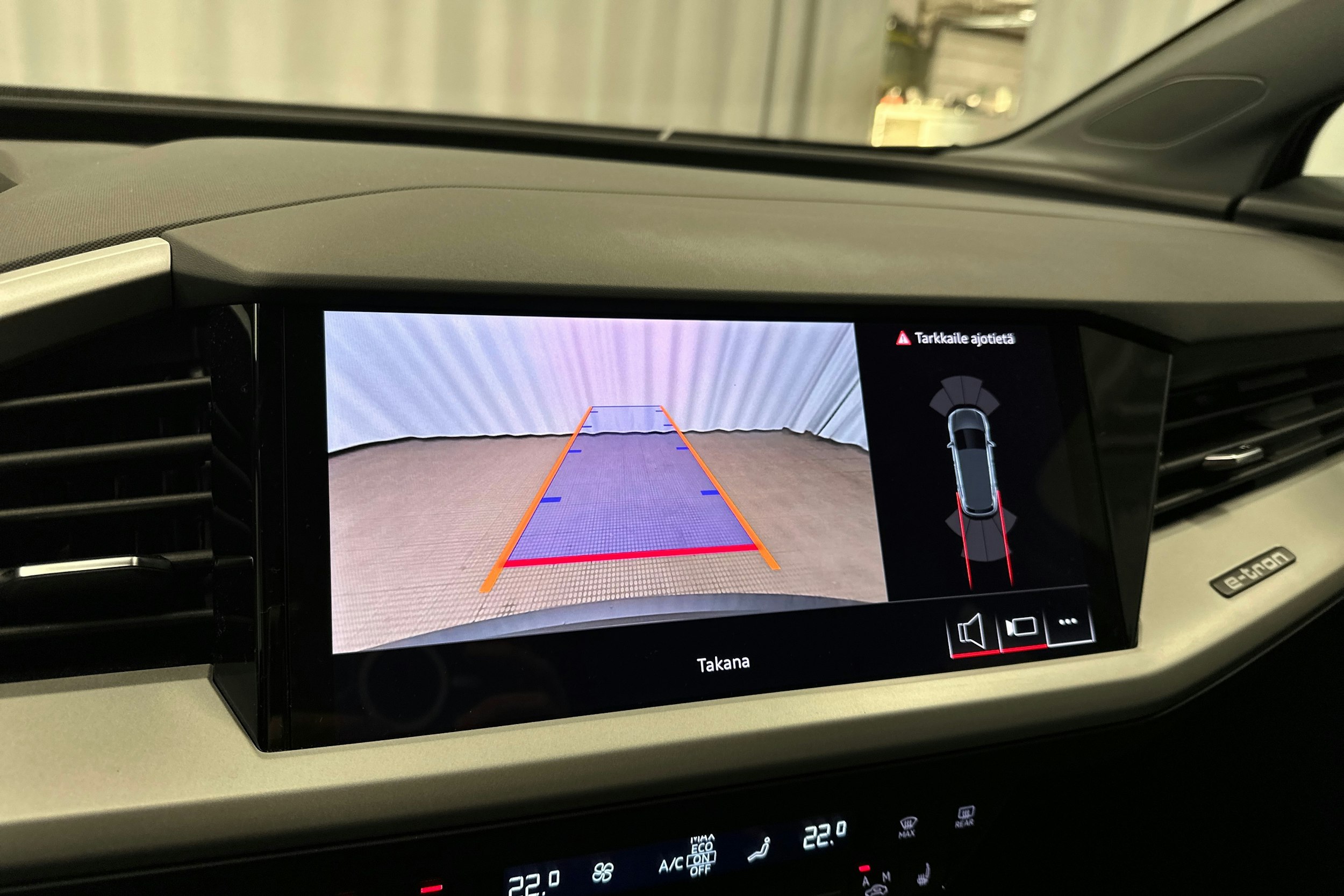 harmaa Audi Q4 e-tron 2024 kuva 15.