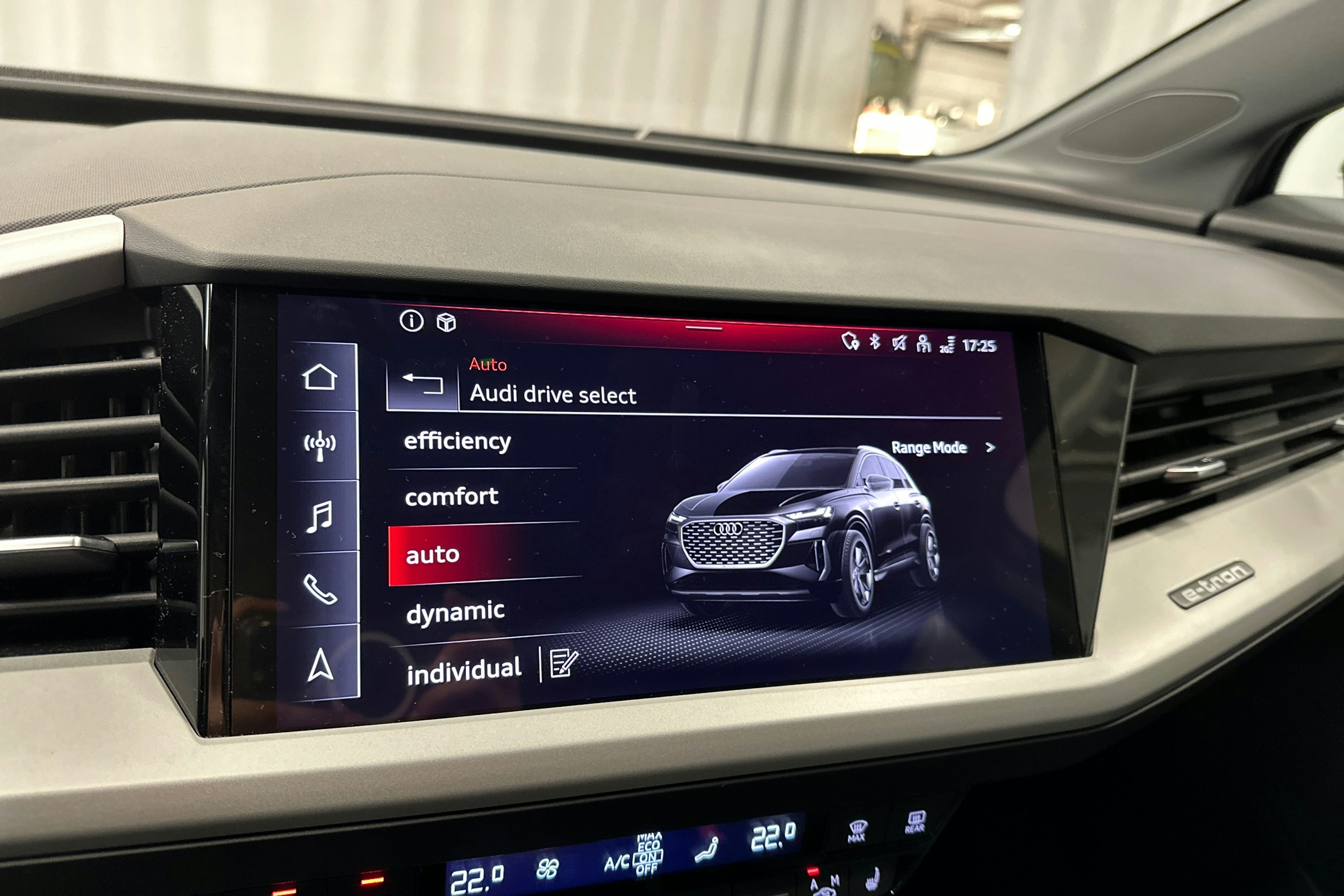 harmaa Audi Q4 e-tron 2024 kuva 19.