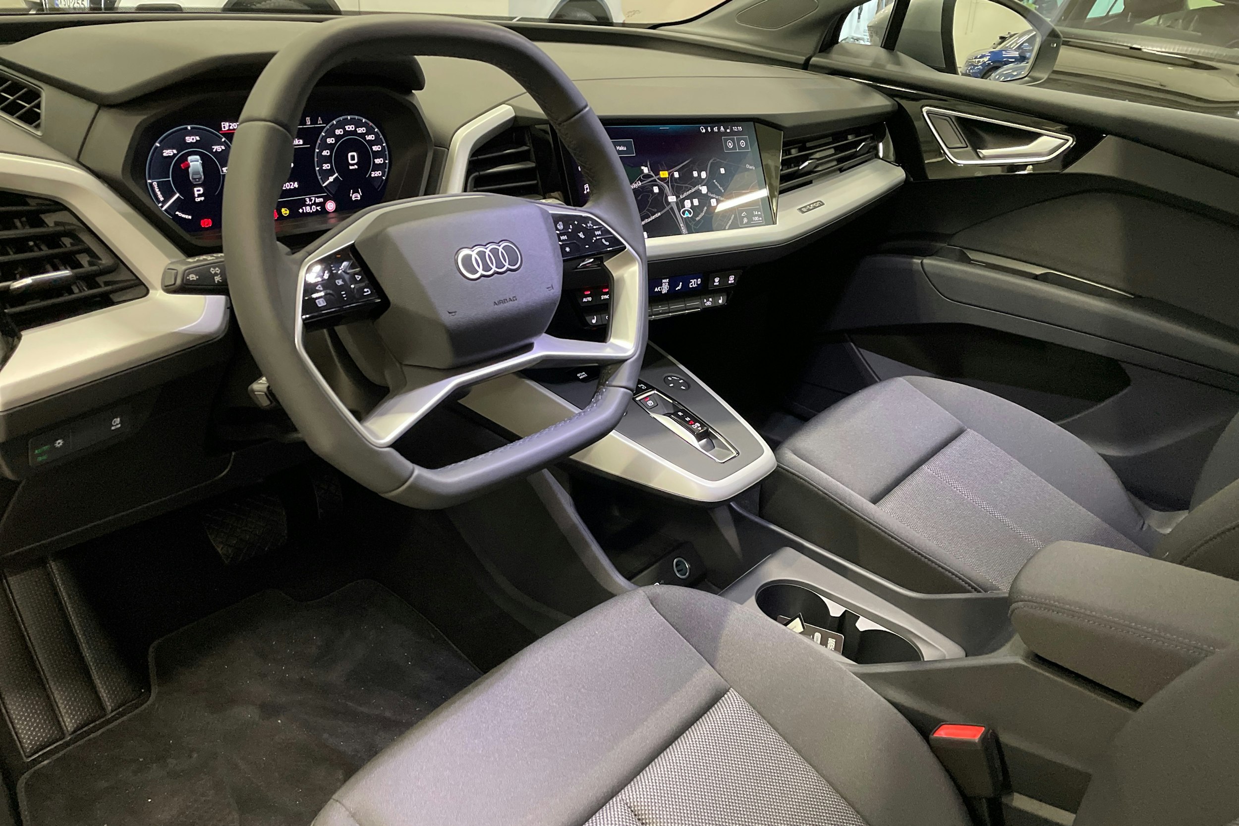 met. harmaa Audi Q4 e-tron 2024 kuva 6.