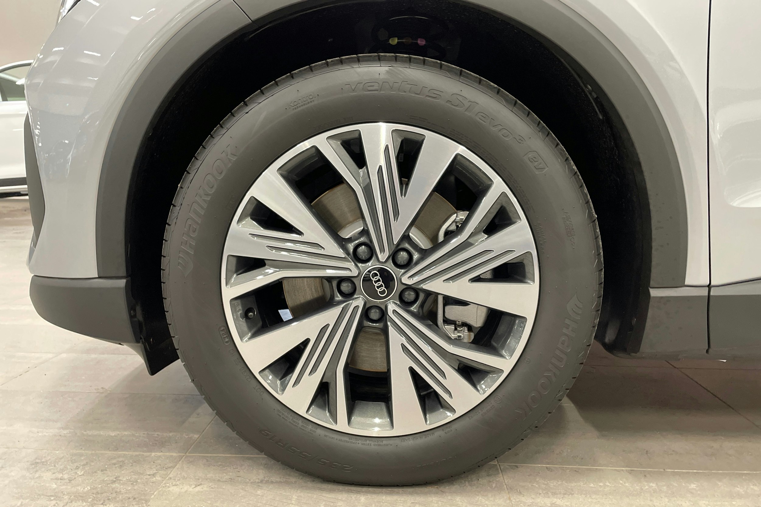 met. harmaa Audi Q4 e-tron 2024 kuva 9.