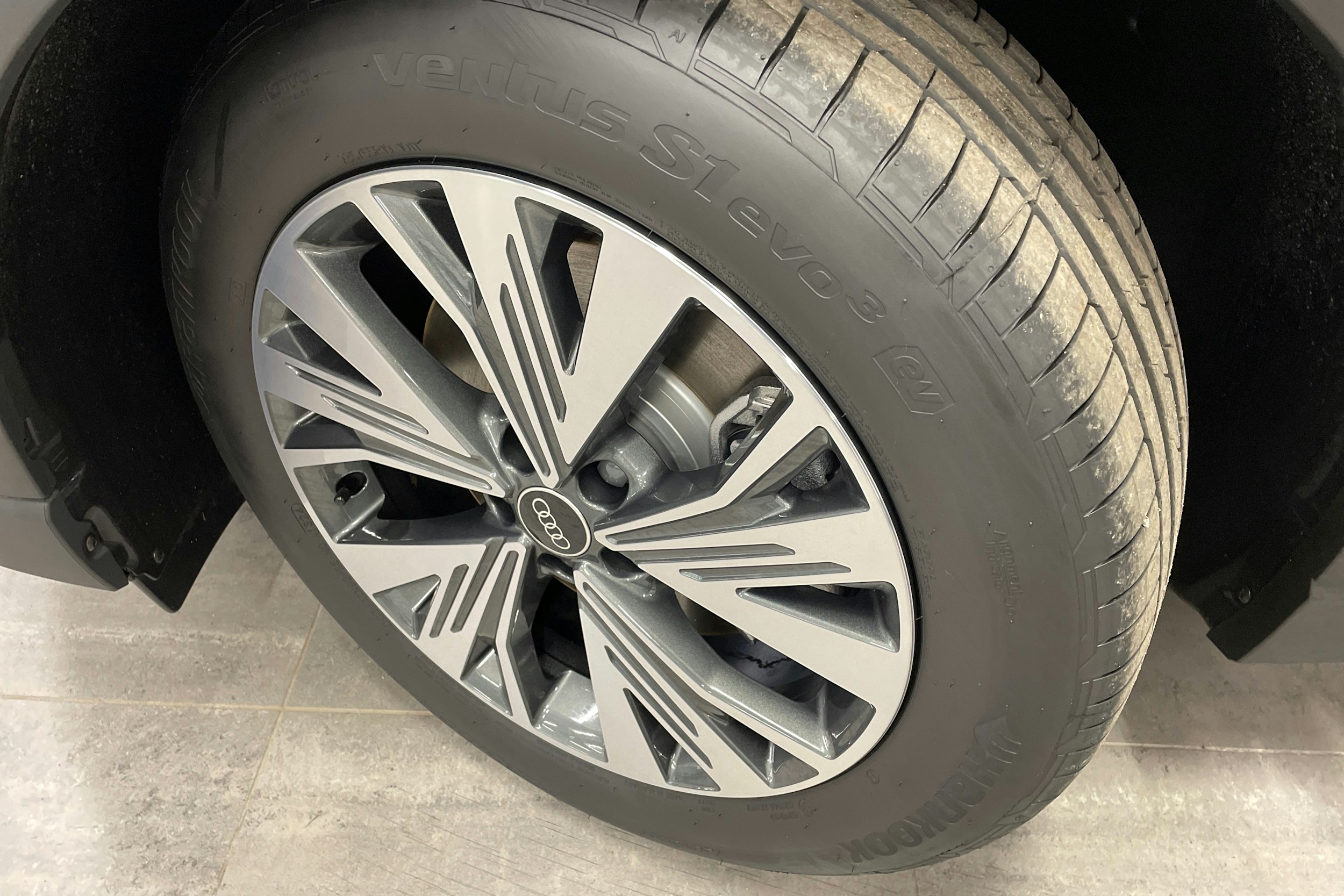 met. harmaa Audi Q4 e-tron 2024 kuva 10.