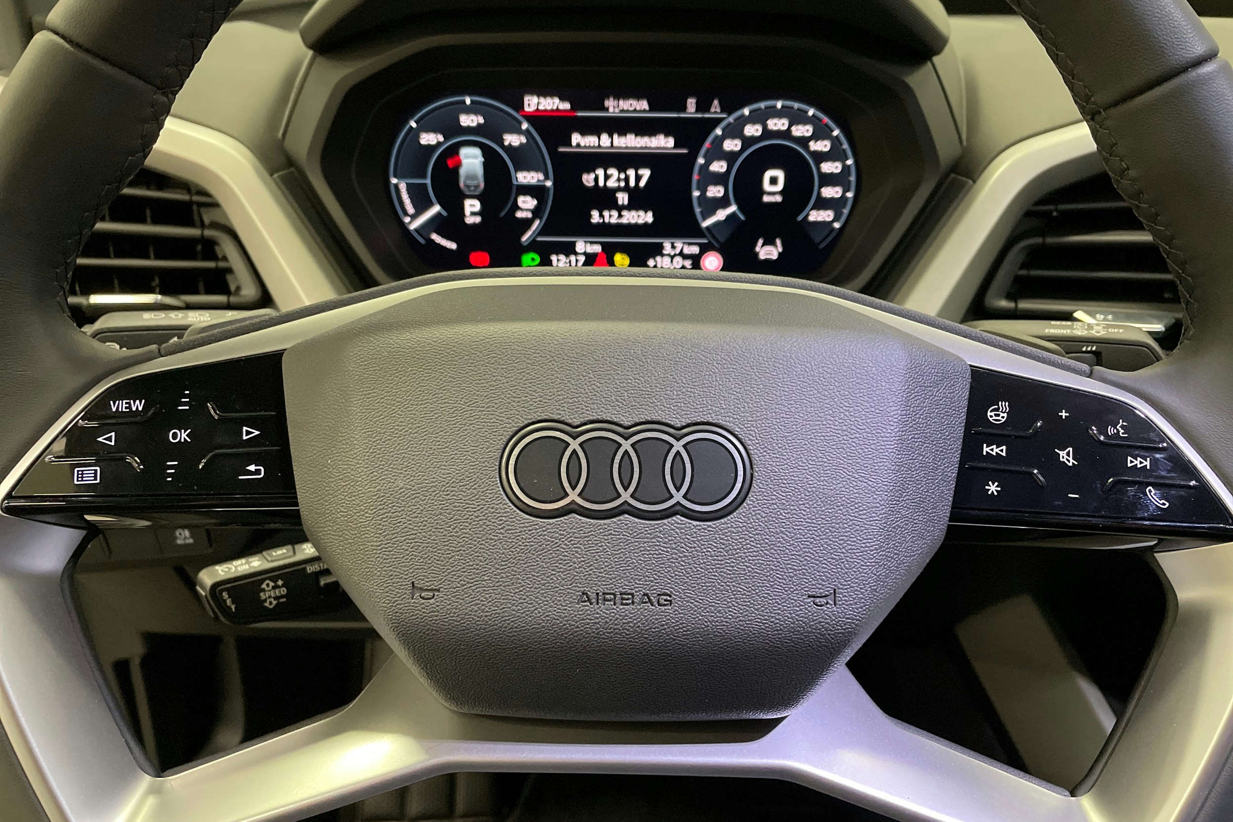 met. harmaa Audi Q4 e-tron 2024 kuva 12.