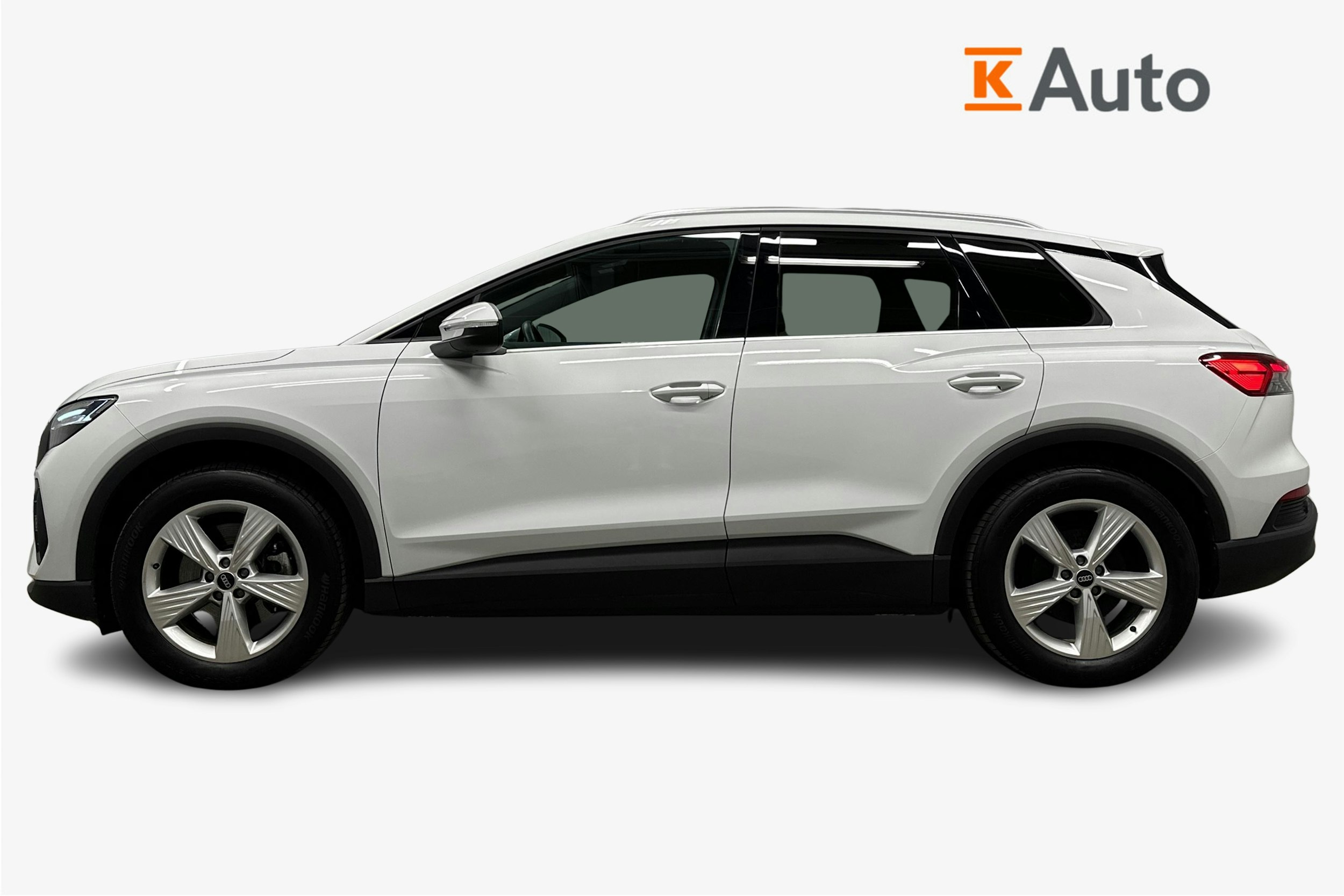 valkoinen Audi Q4 e-tron 2024 kuva 6.