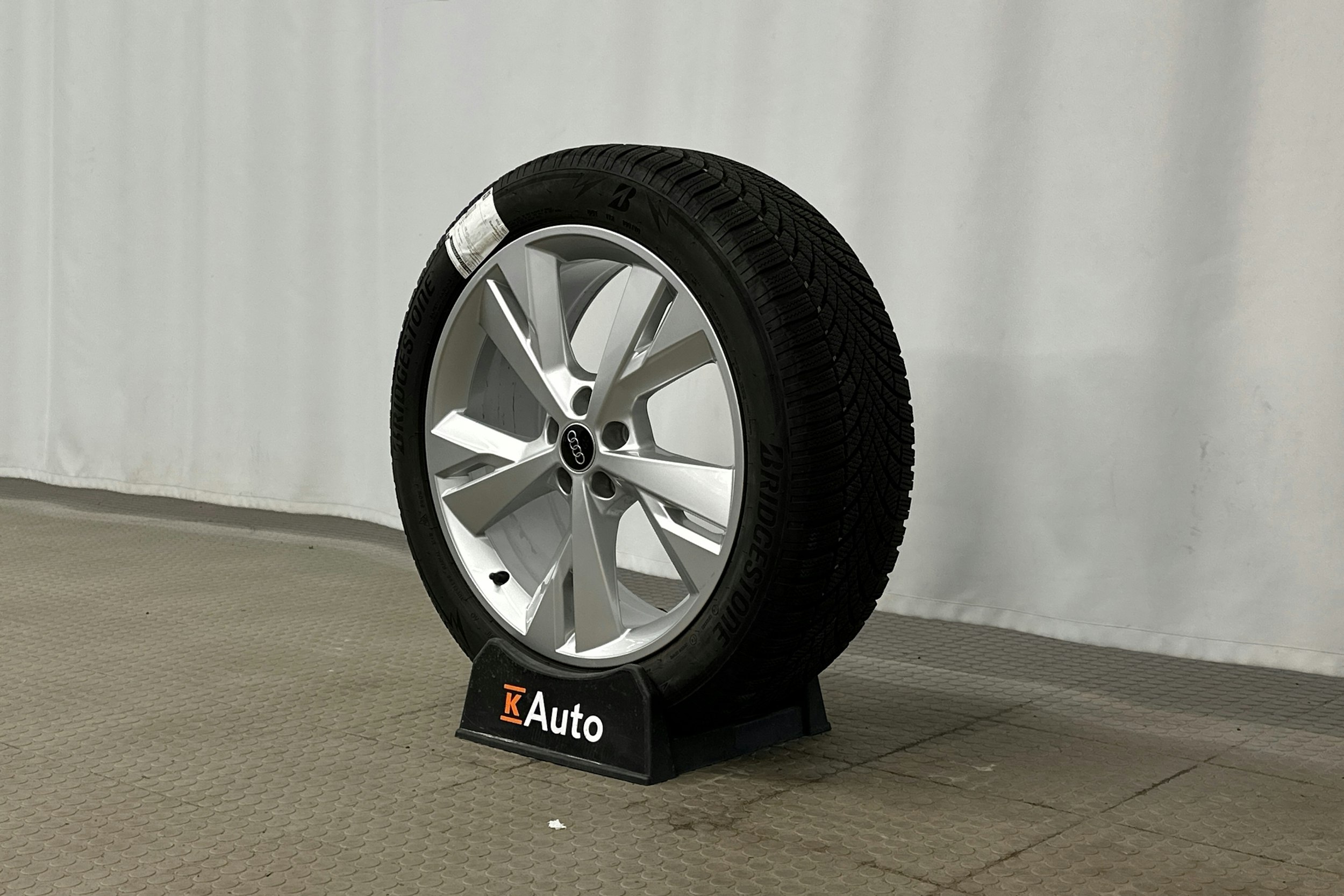 valkoinen Audi Q4 e-tron 2024 kuva 13.