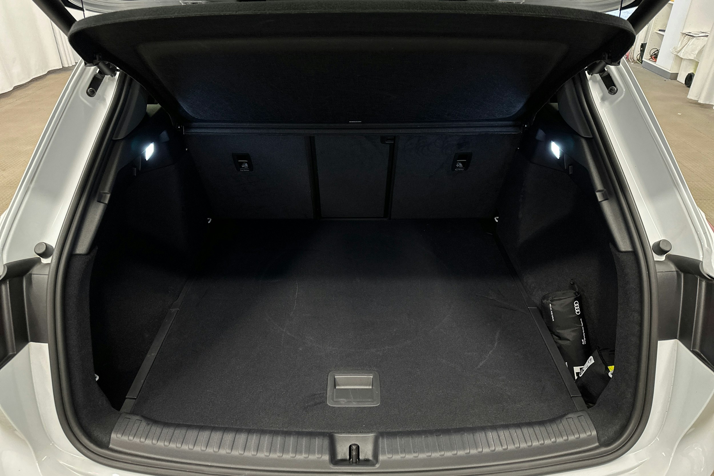 valkoinen Audi Q4 e-tron 2024 kuva 14.