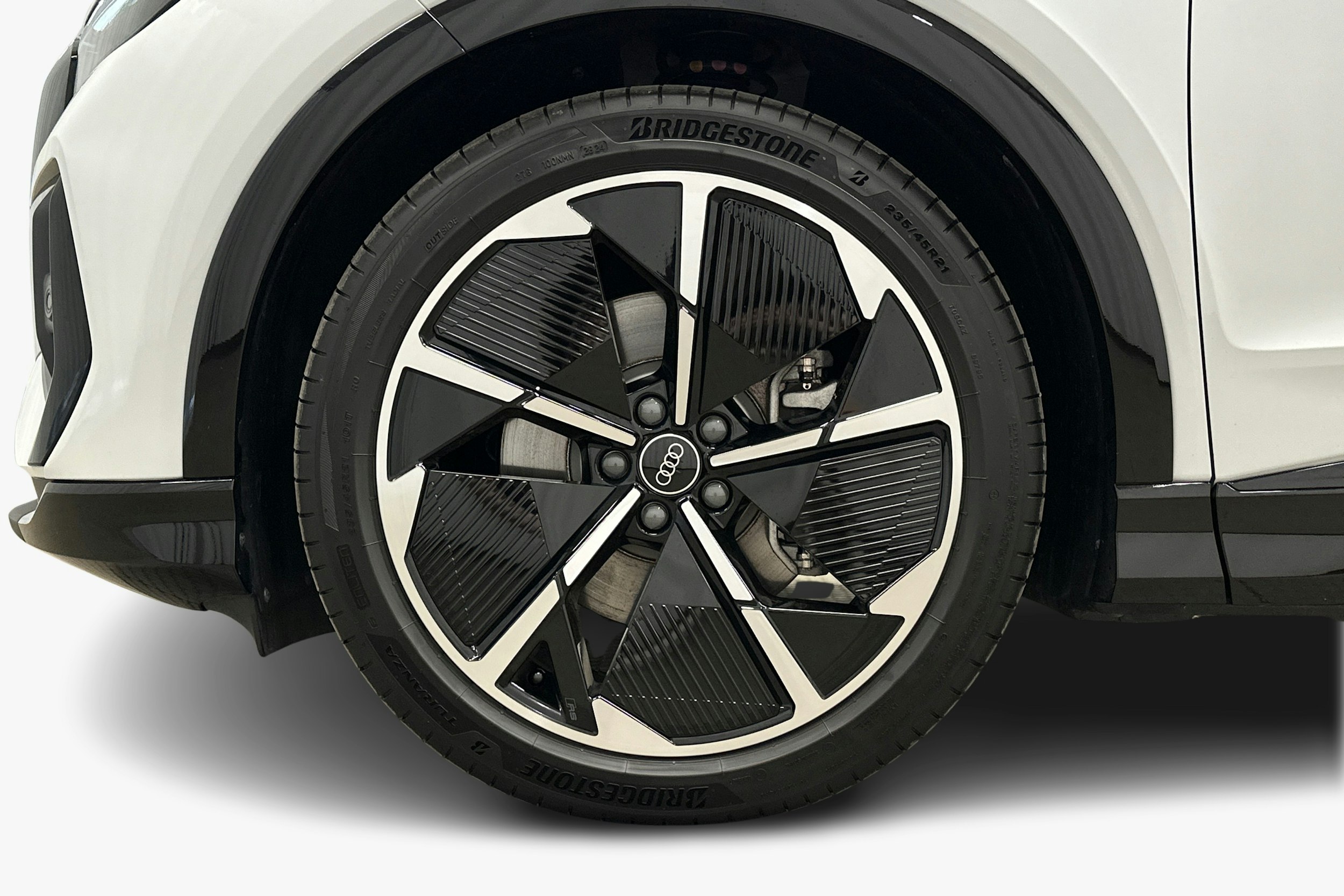 valkoinen Audi Q4 e-tron 2025 kuva 11.