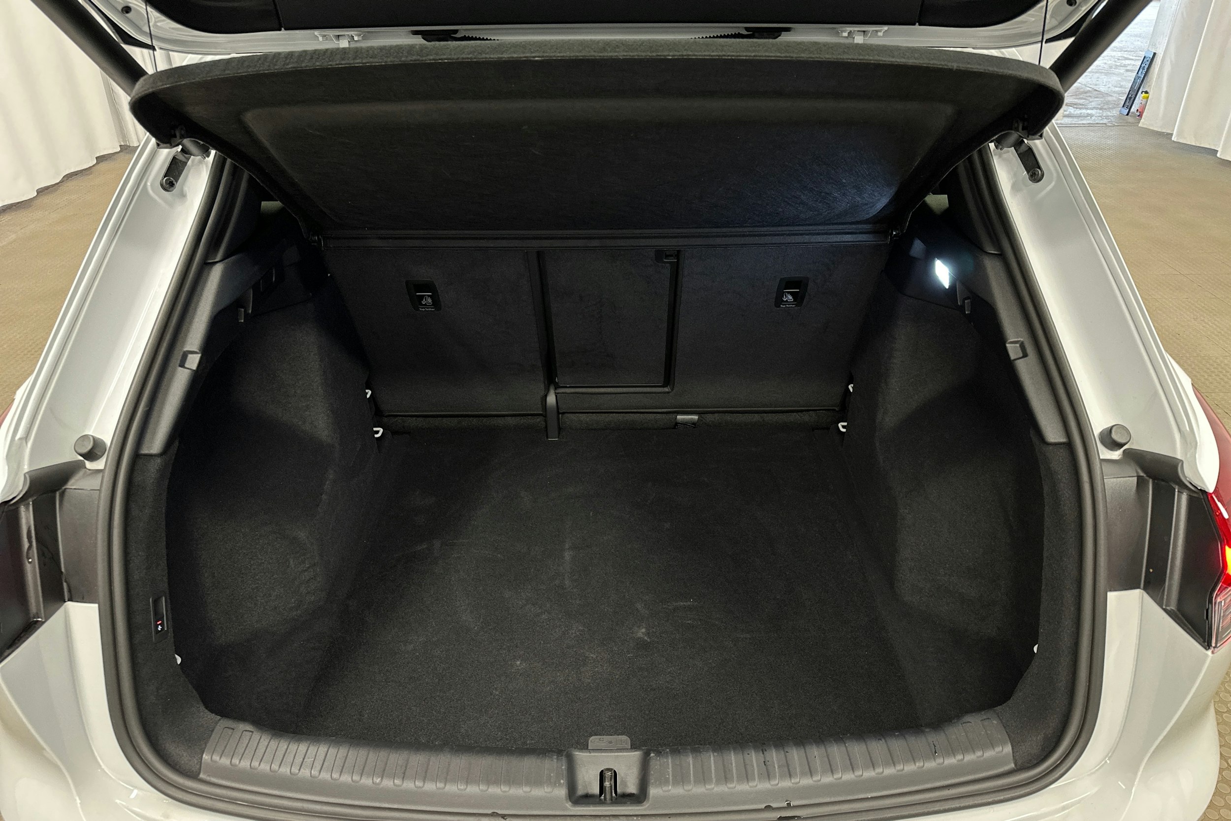 valkoinen Audi Q4 e-tron 2025 kuva 13.