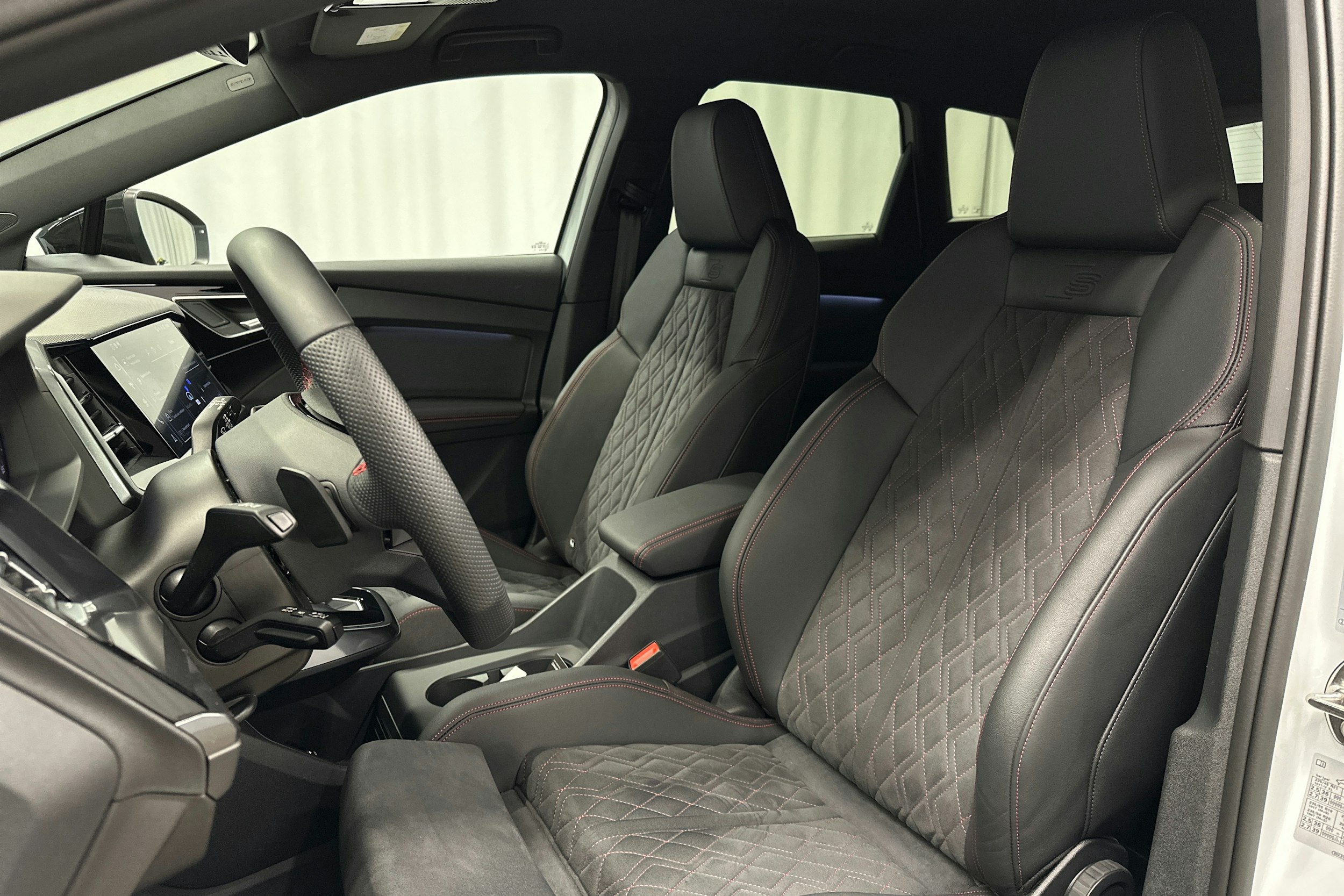valkoinen Audi Q4 e-tron 2025 kuva 17.