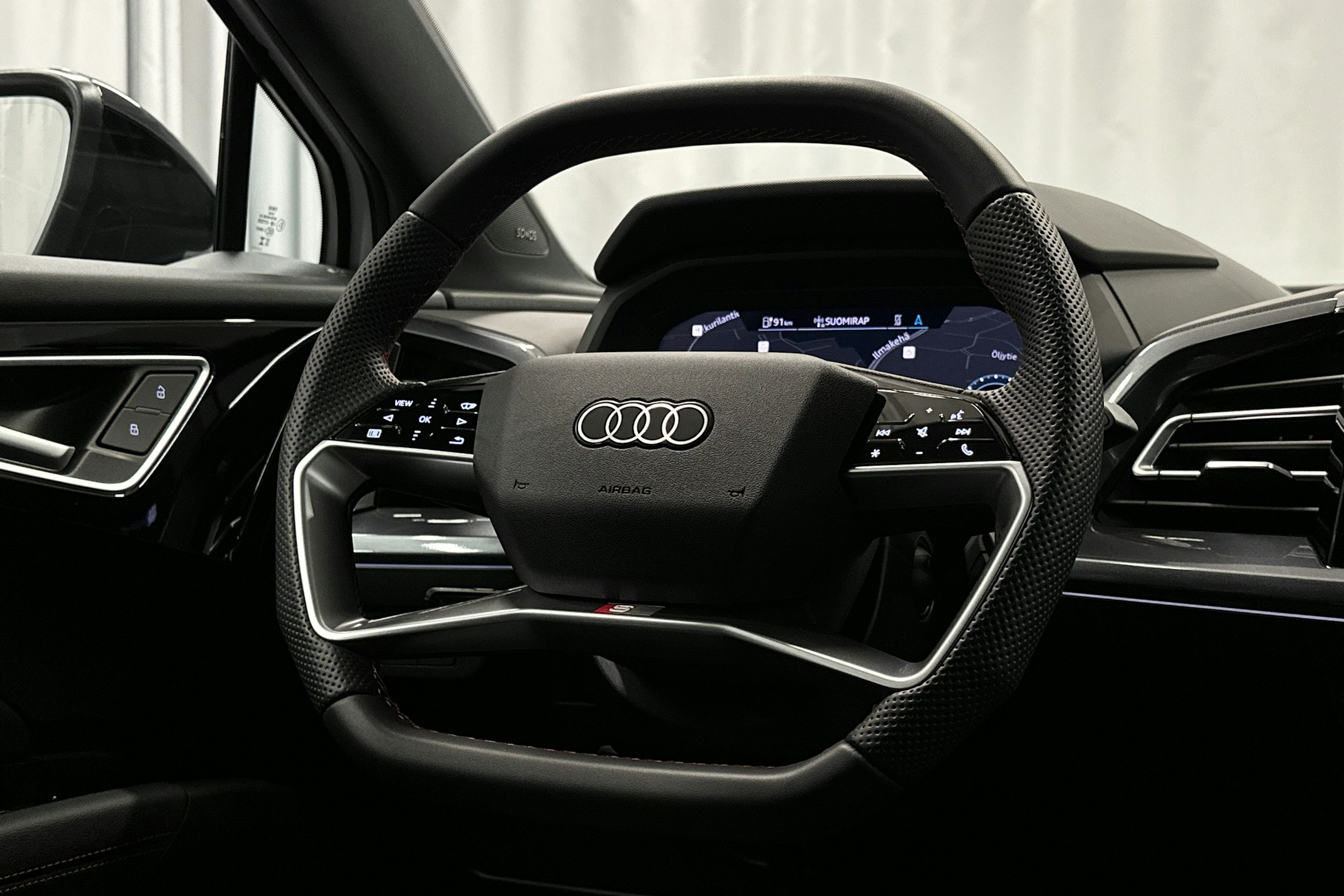 valkoinen Audi Q4 e-tron 2025 kuva 18.