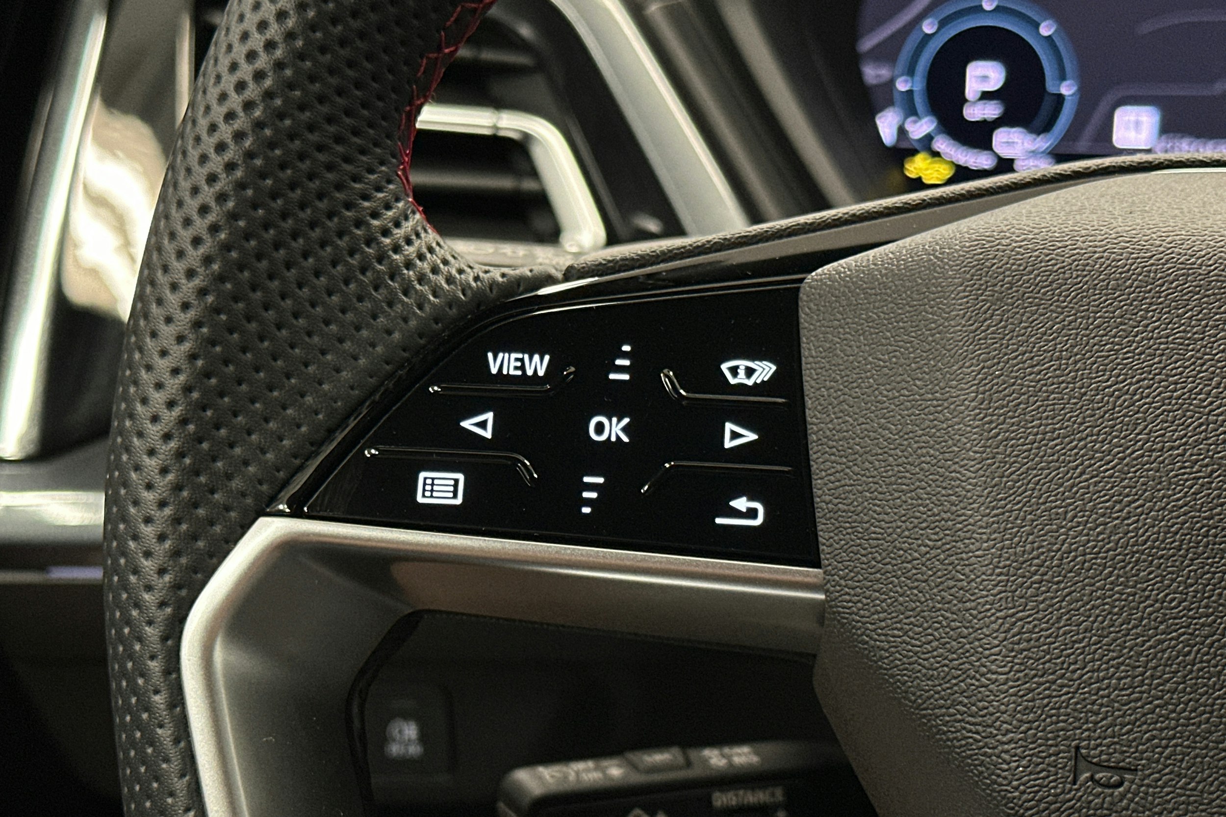 valkoinen Audi Q4 e-tron 2025 kuva 19.