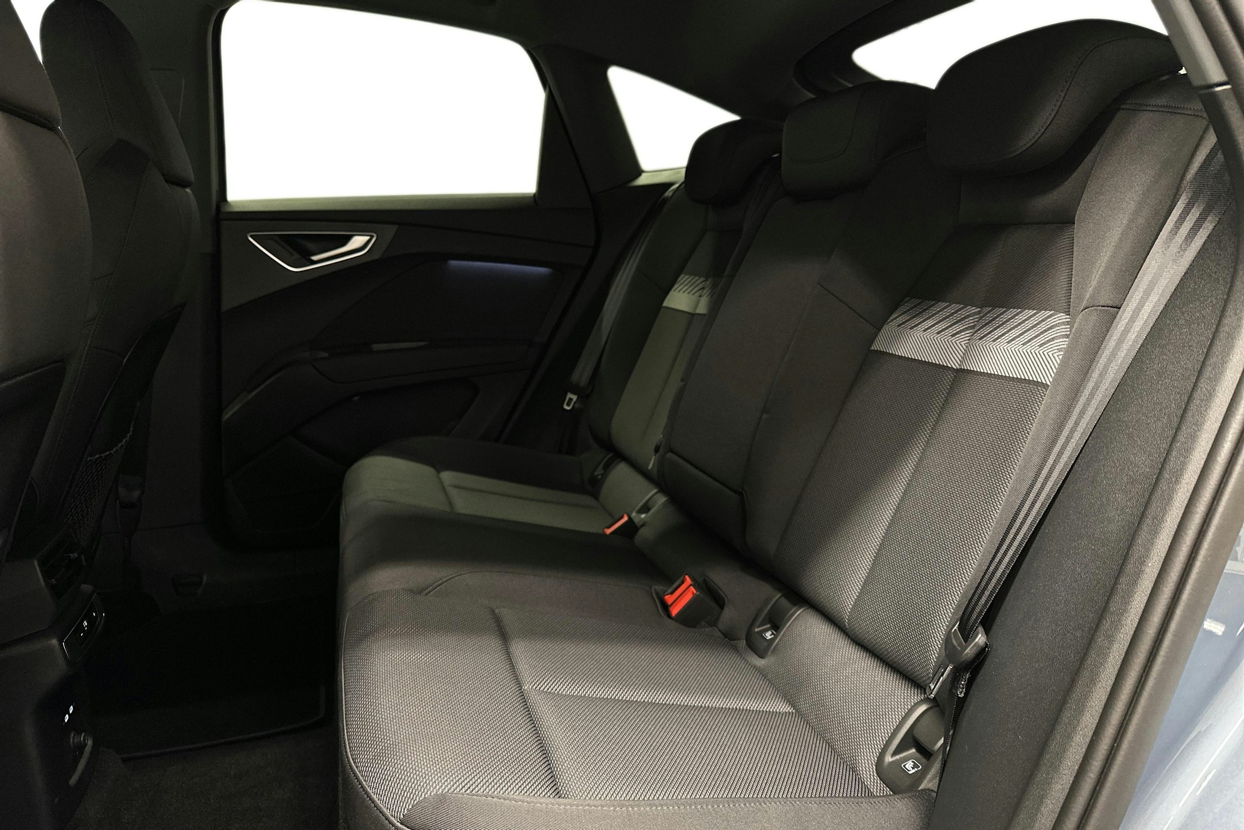 sininen Audi Q4 e-tron 2024 kuva 10.